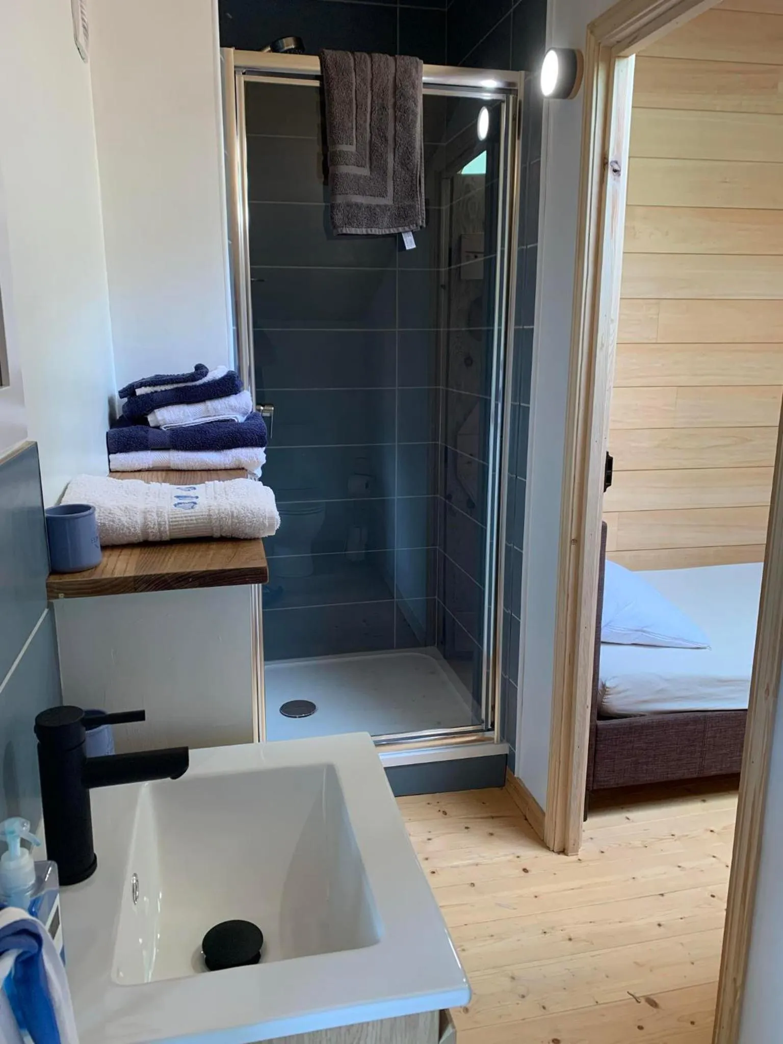 Bathroom, Bed in La Jariette