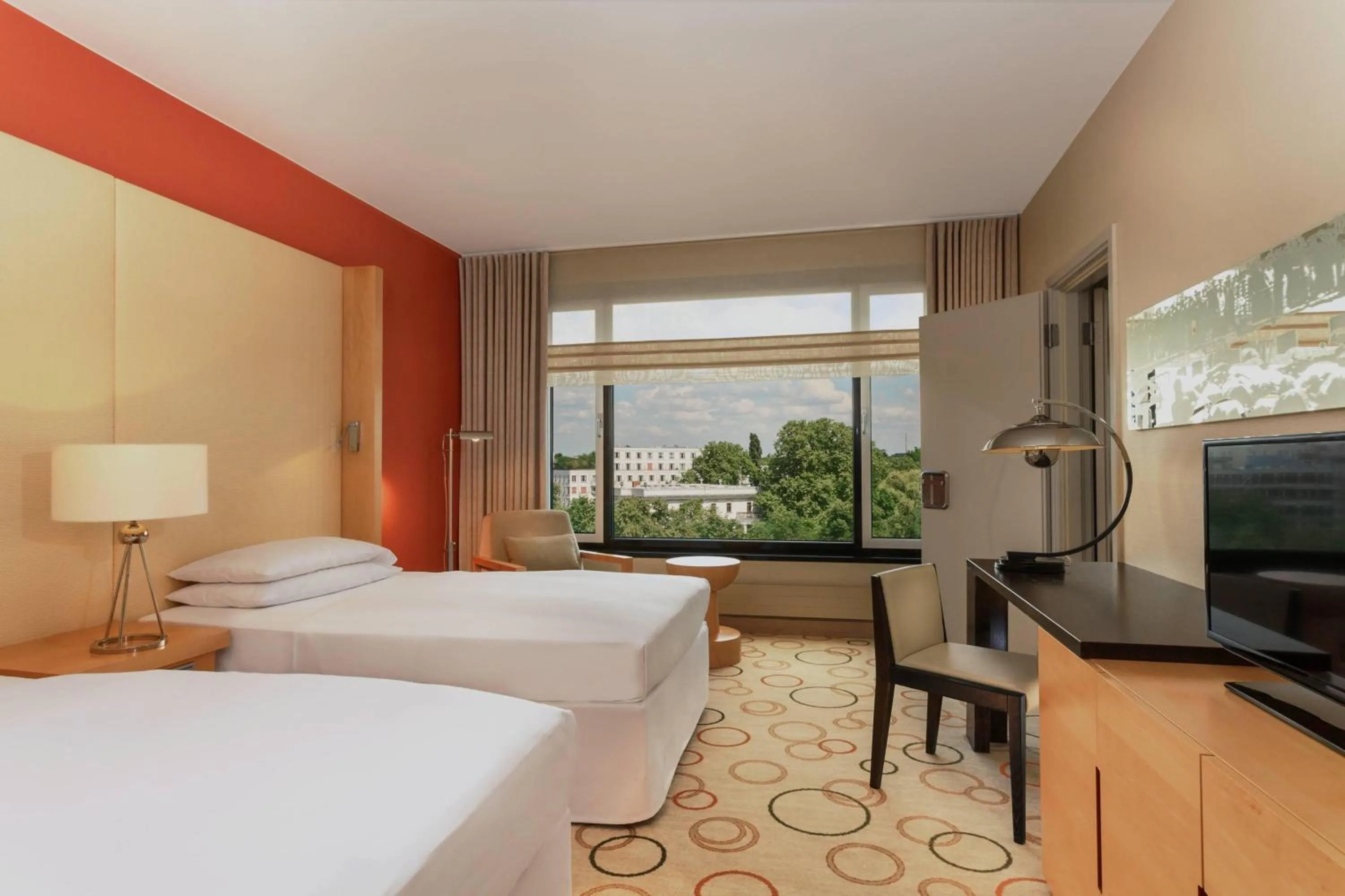 Photo of the whole room, Bed in Sheraton Berlin Grand Hotel Esplanade