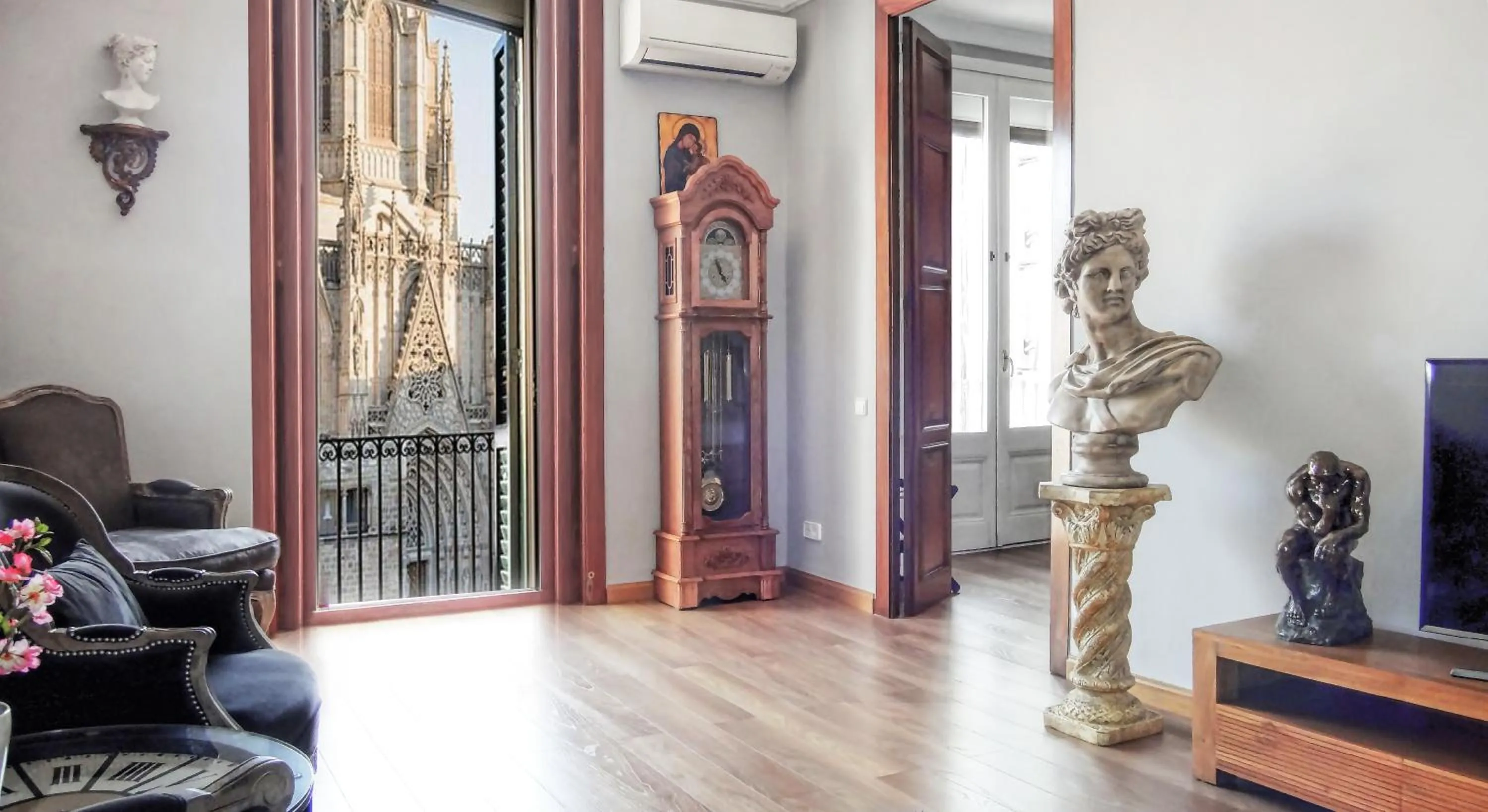 Photo of the whole room in Lux Apartments Barcelona