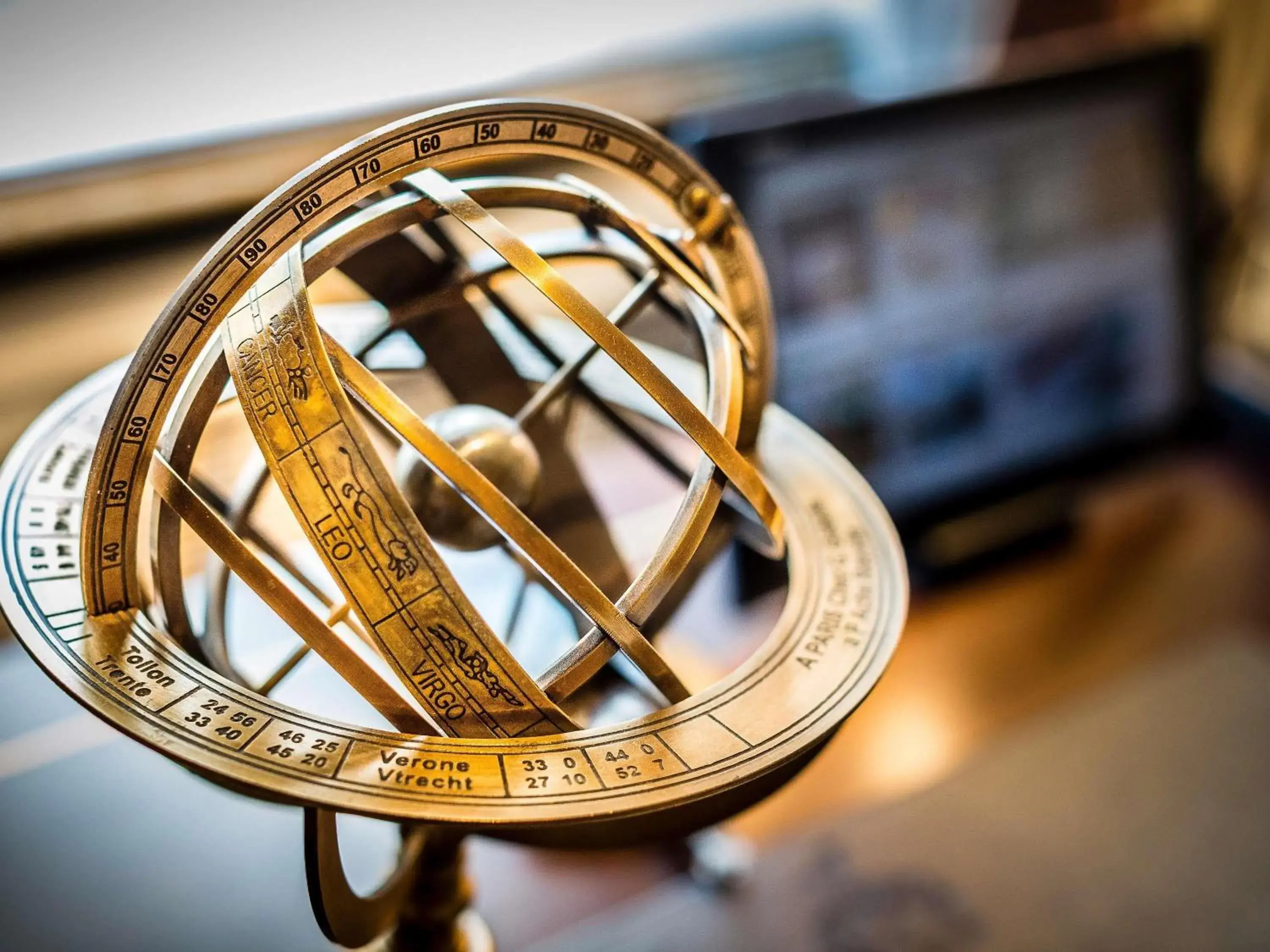 Deluxe Queen Room with Lake View in Fairmont Hotel Vier Jahreszeiten Deluxe Queen Room with Lake View in Fairmont Hotel Vier Jahreszeiten