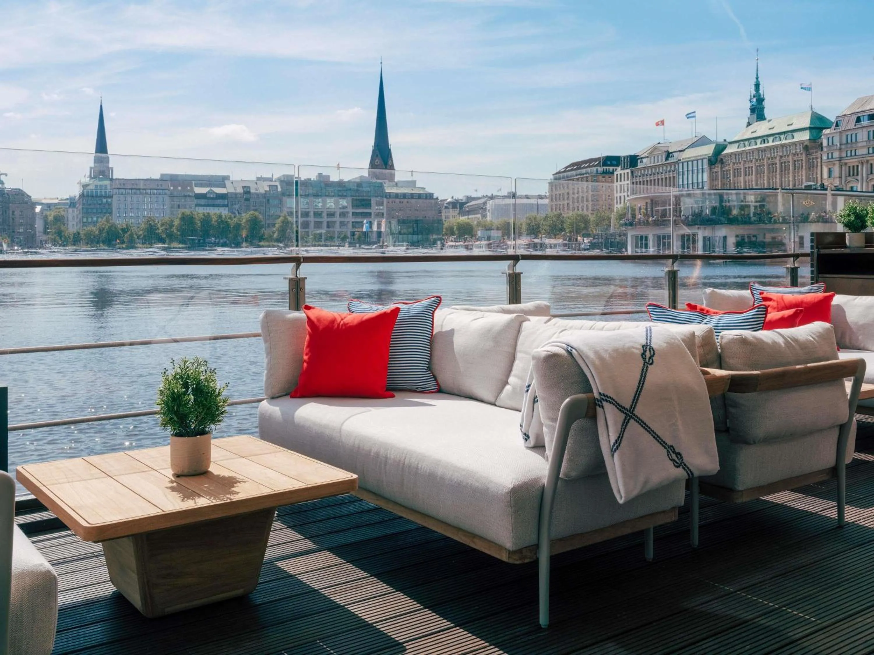 Restaurant/places to eat in Fairmont Hotel Vier Jahreszeiten