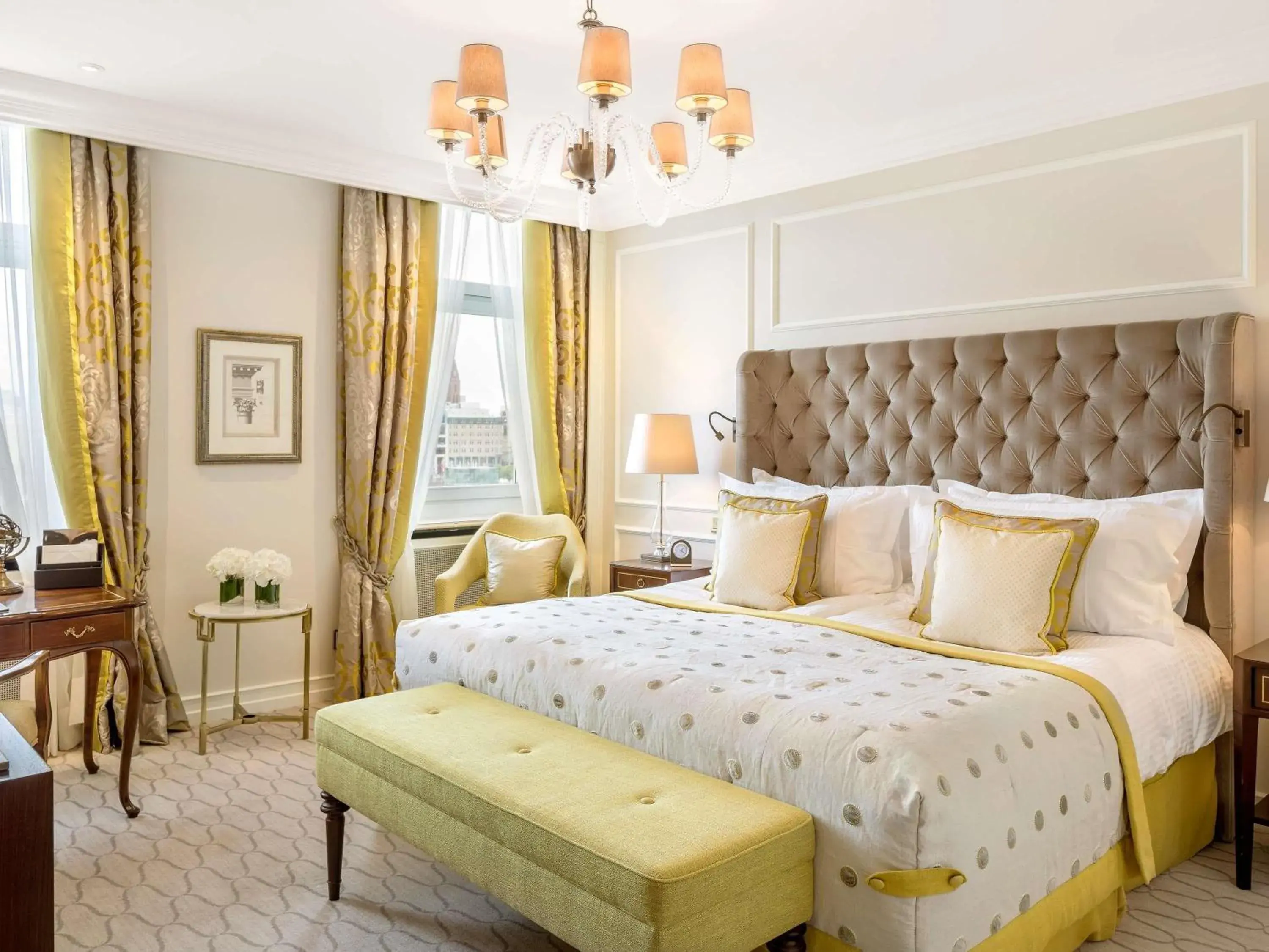 Deluxe King Room with Lake View in Fairmont Hotel Vier Jahreszeiten Deluxe King Room with Lake View in Fairmont Hotel Vier Jahreszeiten