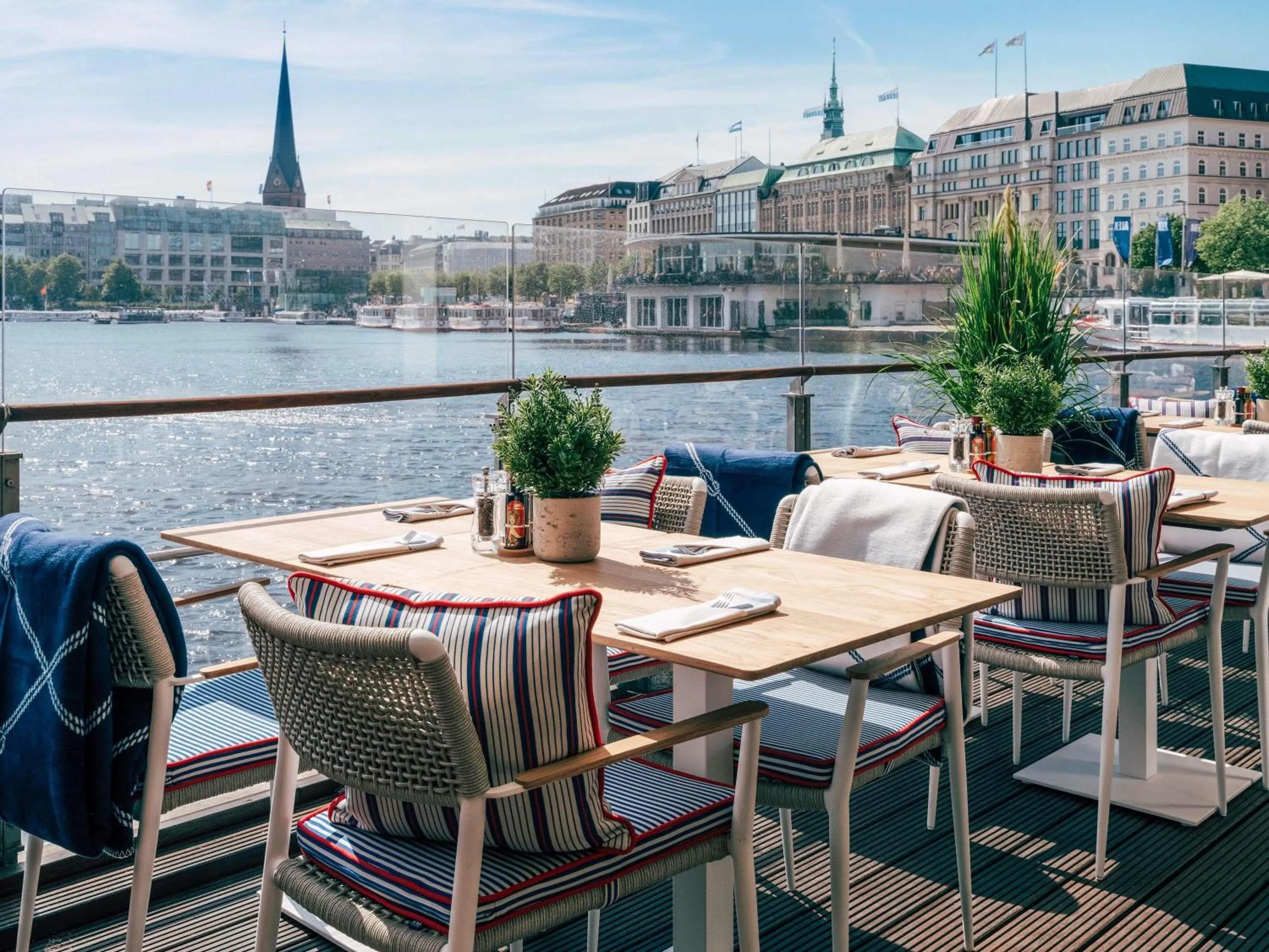 Restaurant/places to eat in Fairmont Hotel Vier Jahreszeiten