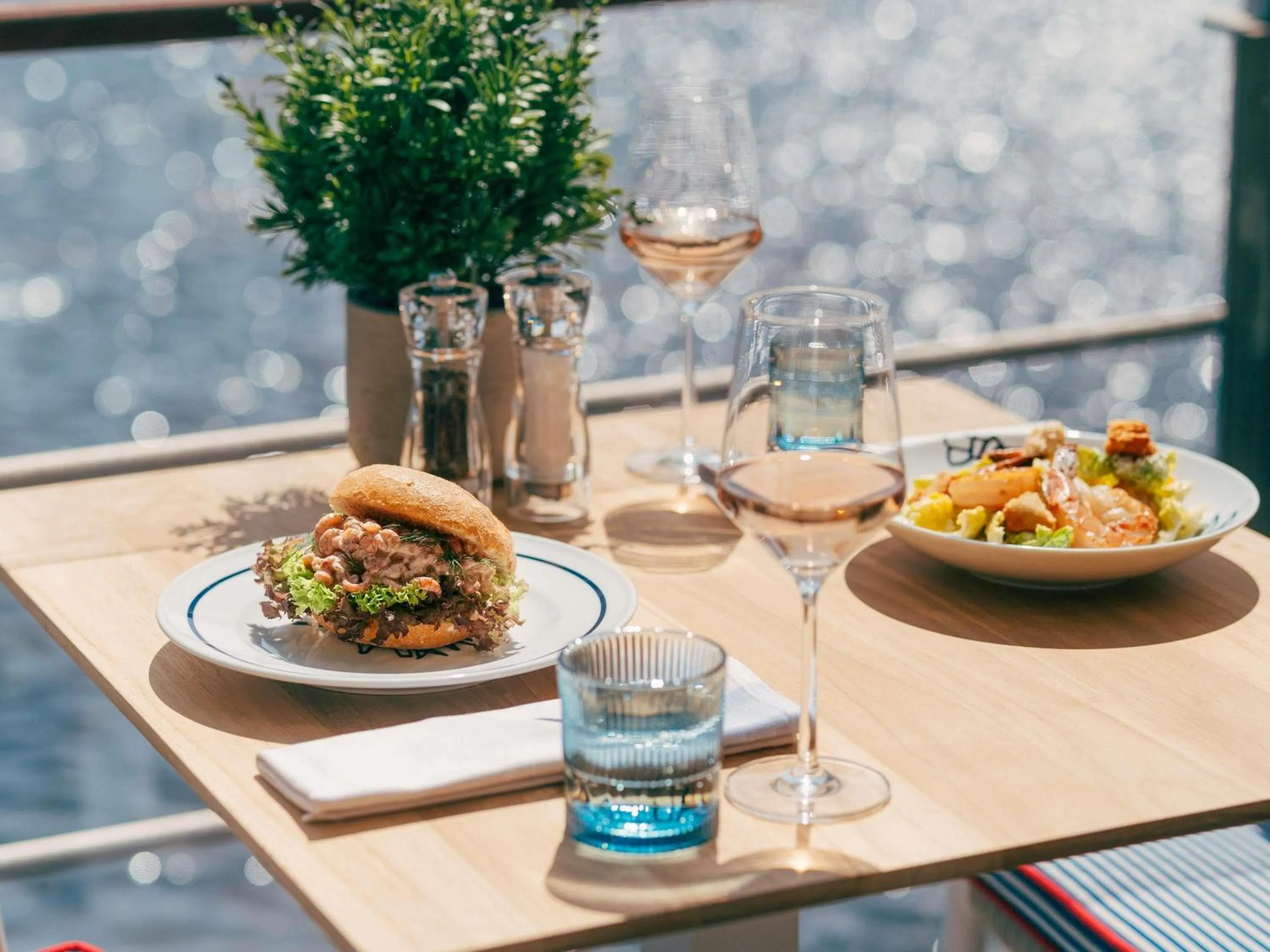 Restaurant/places to eat in Fairmont Hotel Vier Jahreszeiten