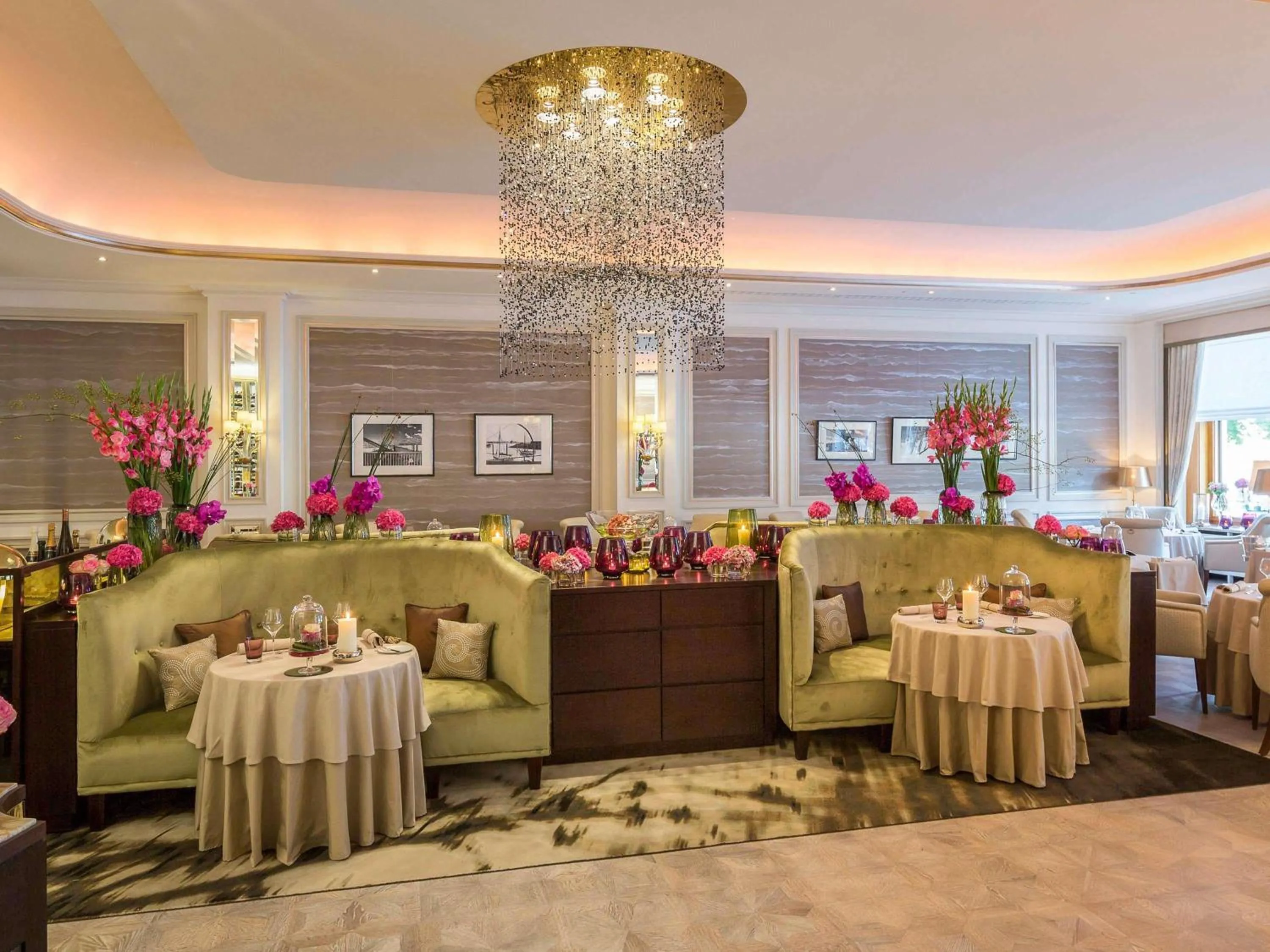 Restaurant/places to eat in Fairmont Hotel Vier Jahreszeiten