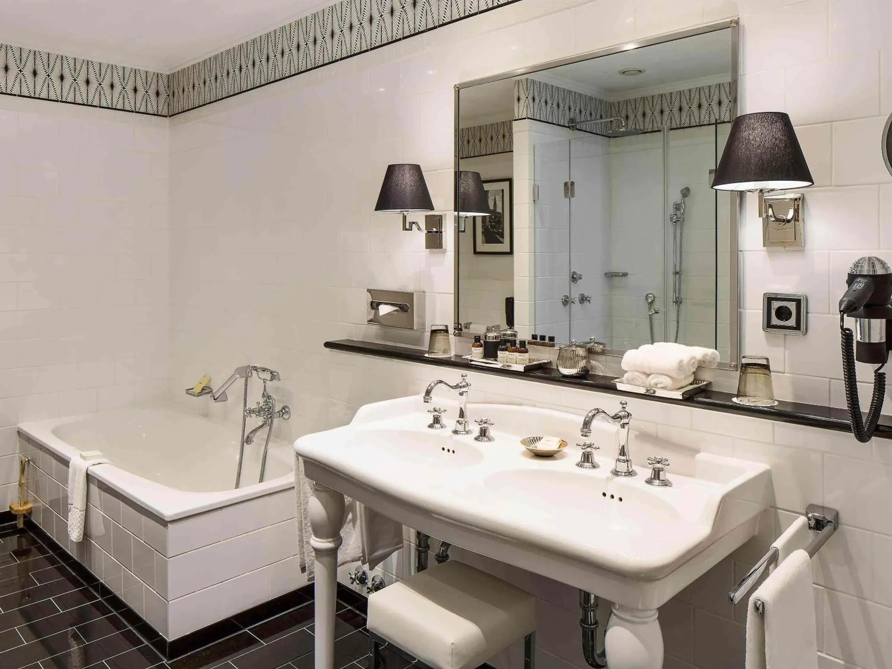 Deluxe Suite with Lake View in Fairmont Hotel Vier Jahreszeiten Deluxe Suite with Lake View in Fairmont Hotel Vier Jahreszeiten