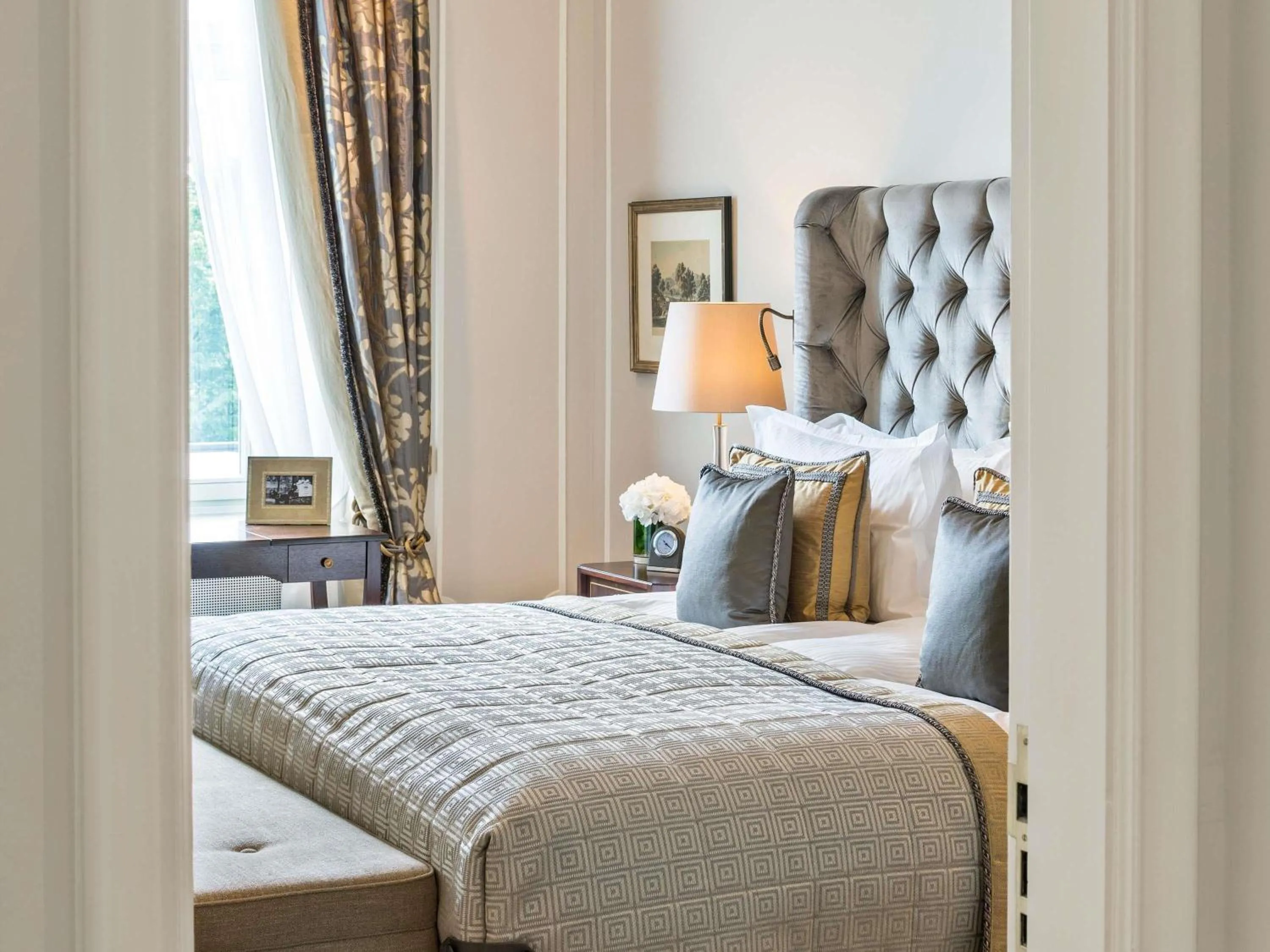 Bedroom, Bed in Fairmont Hotel Vier Jahreszeiten