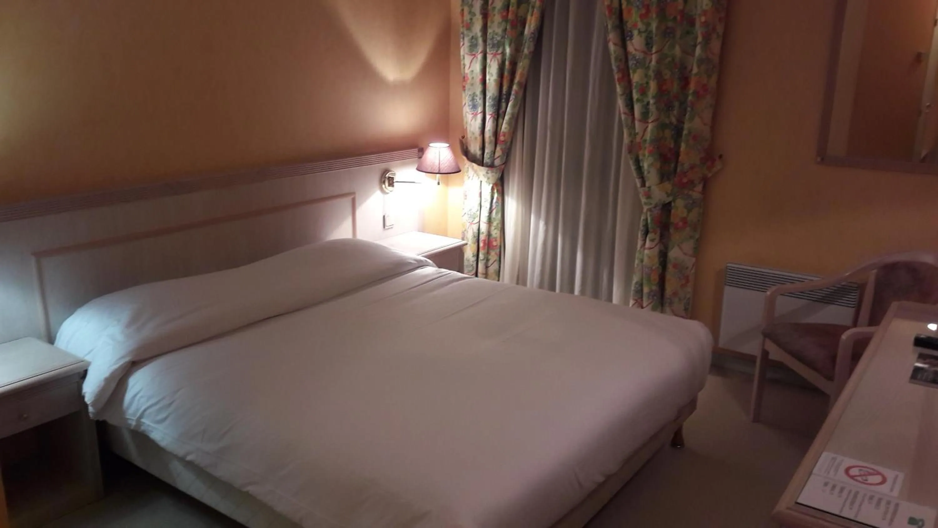 Bed in Logis L'Auberge Bourbonnaise