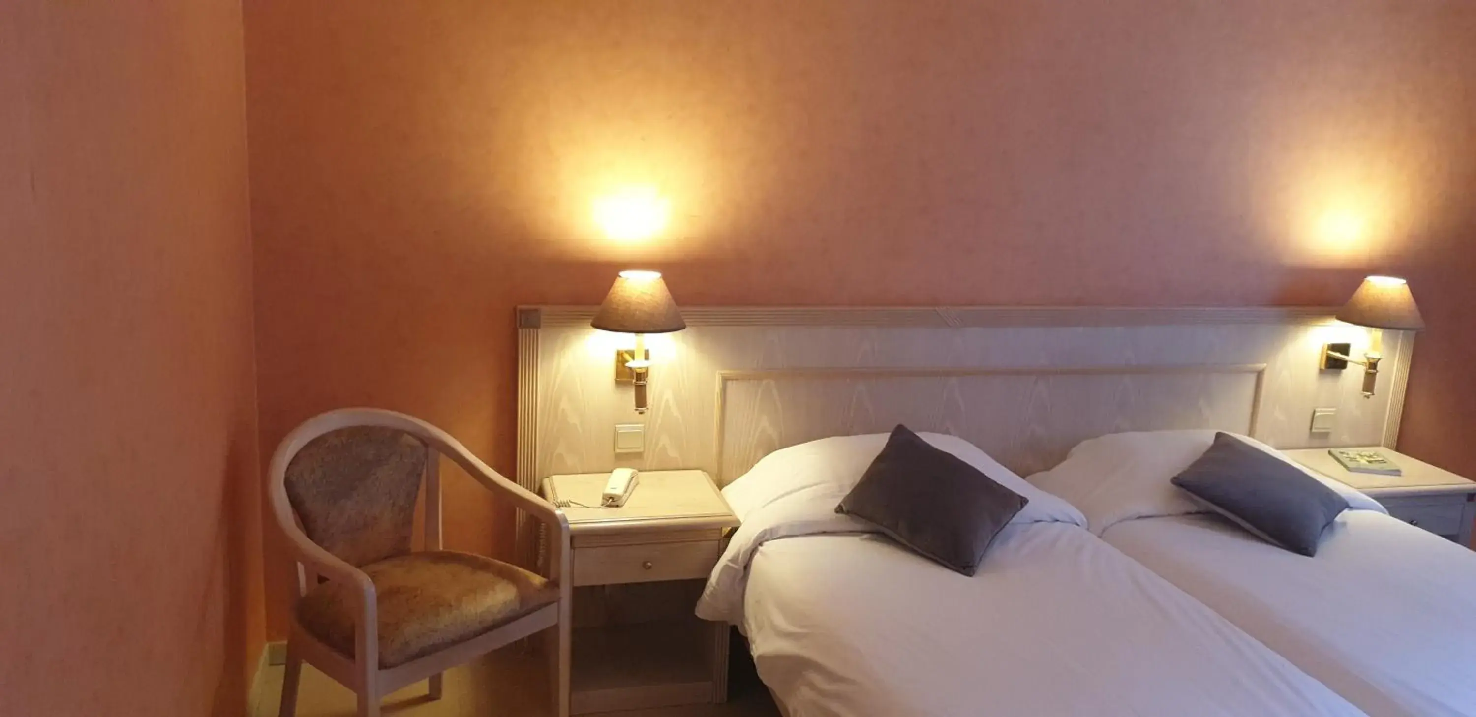 Twin Room in Logis L'Auberge Bourbonnaise Twin Room in Logis L'Auberge Bourbonnaise