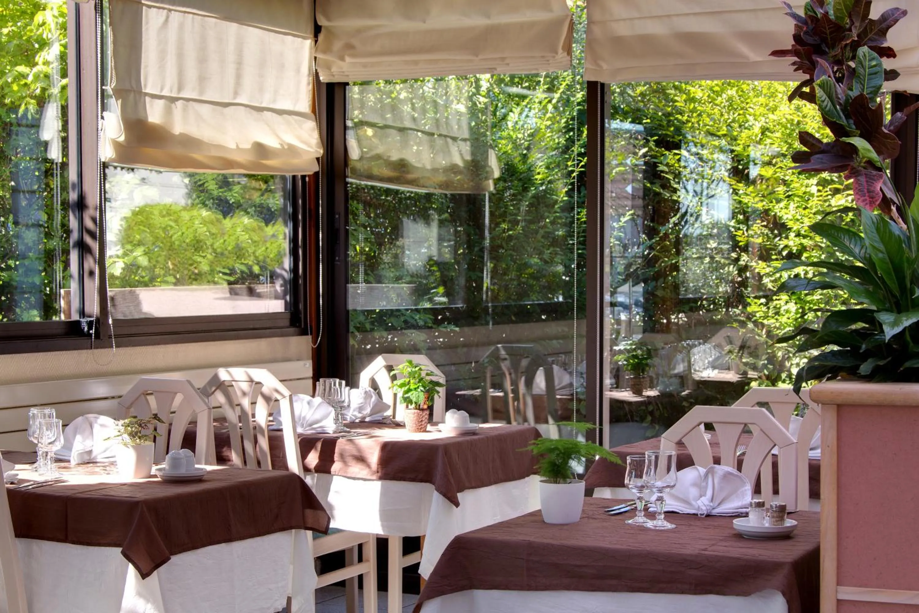Restaurant/places to eat in Logis L'Auberge Bourbonnaise