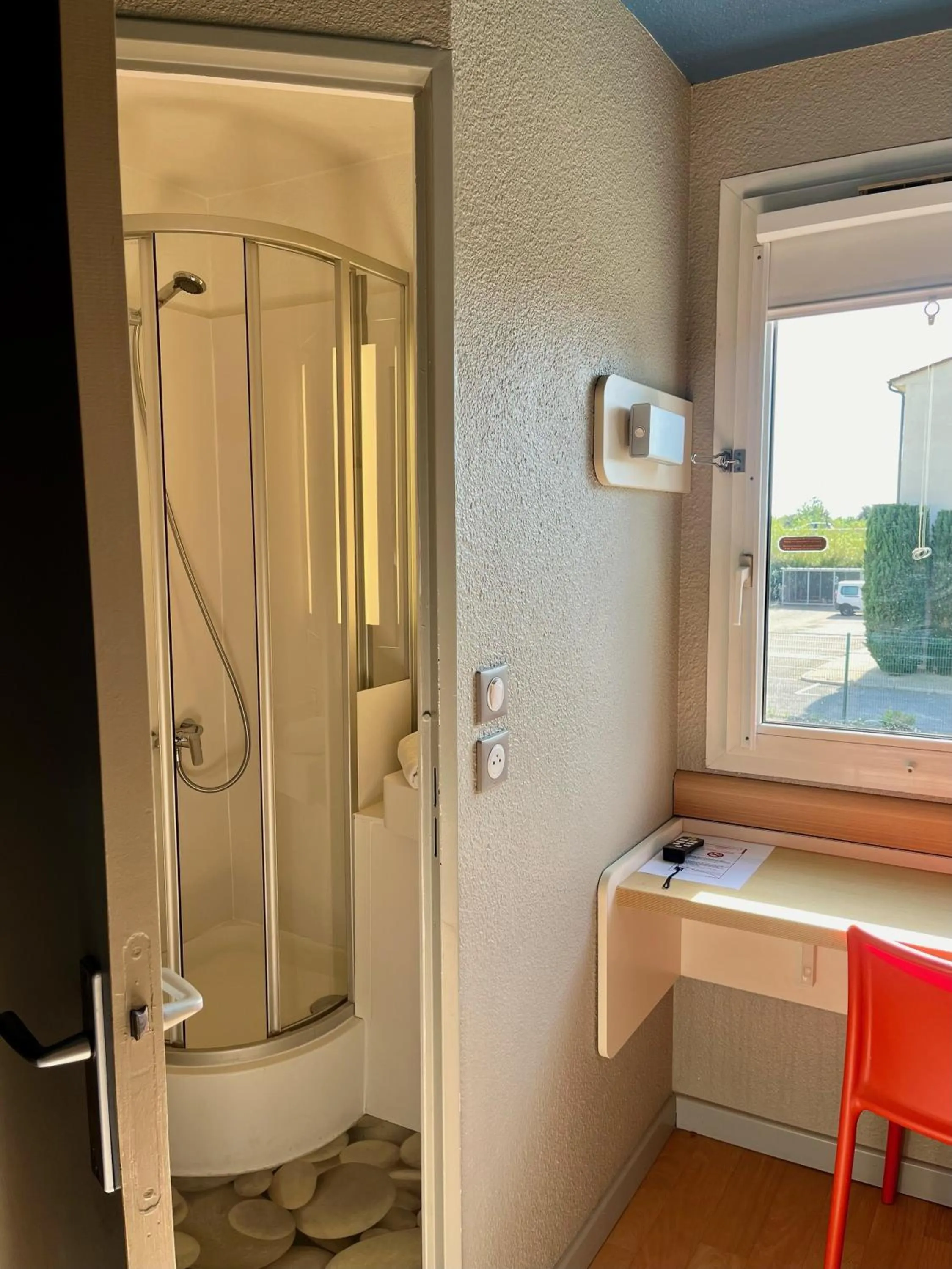 Bathroom in ibis budget Arles Sud Fourchon