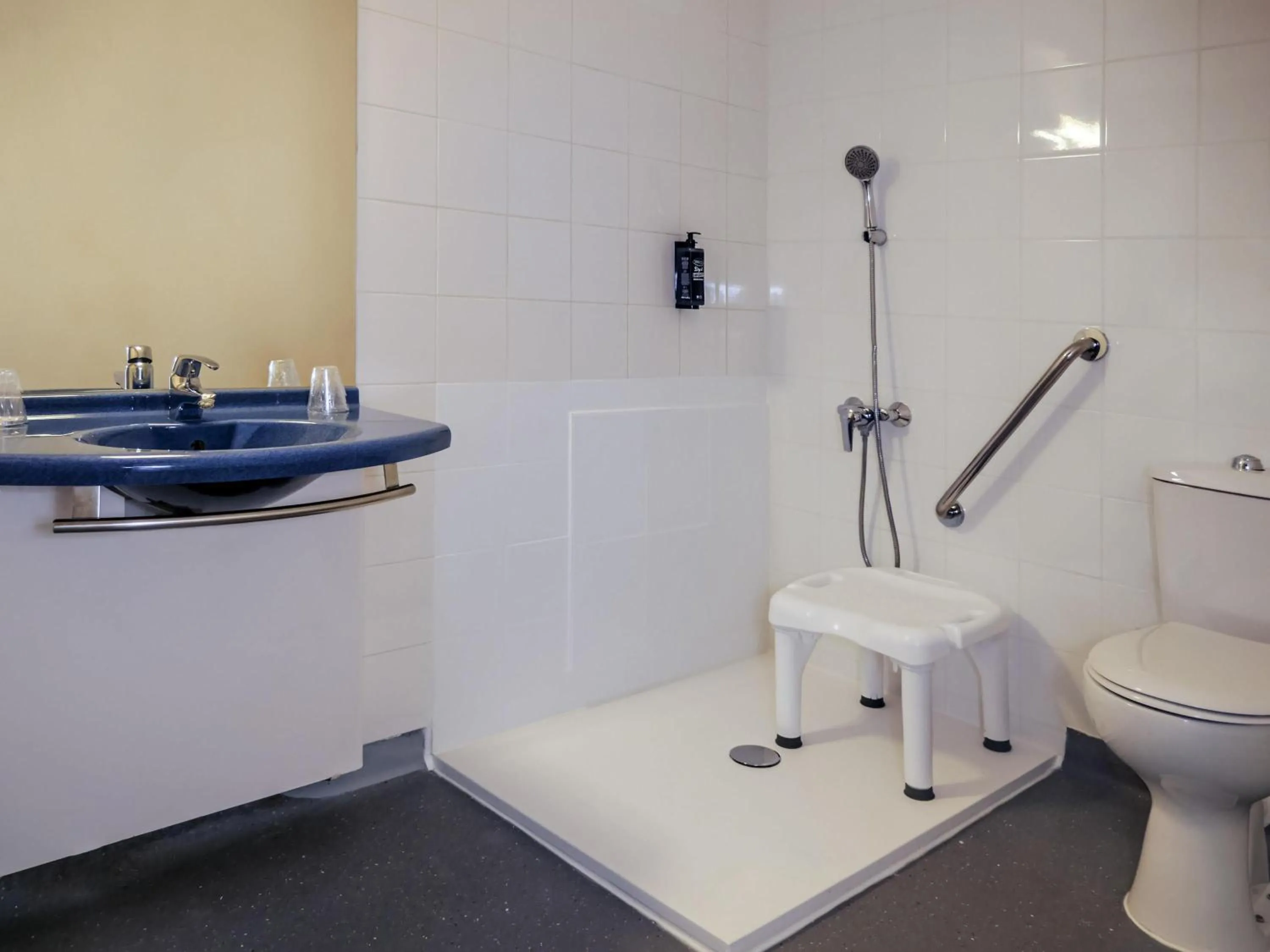 Bedroom in ibis budget Arles Sud Fourchon