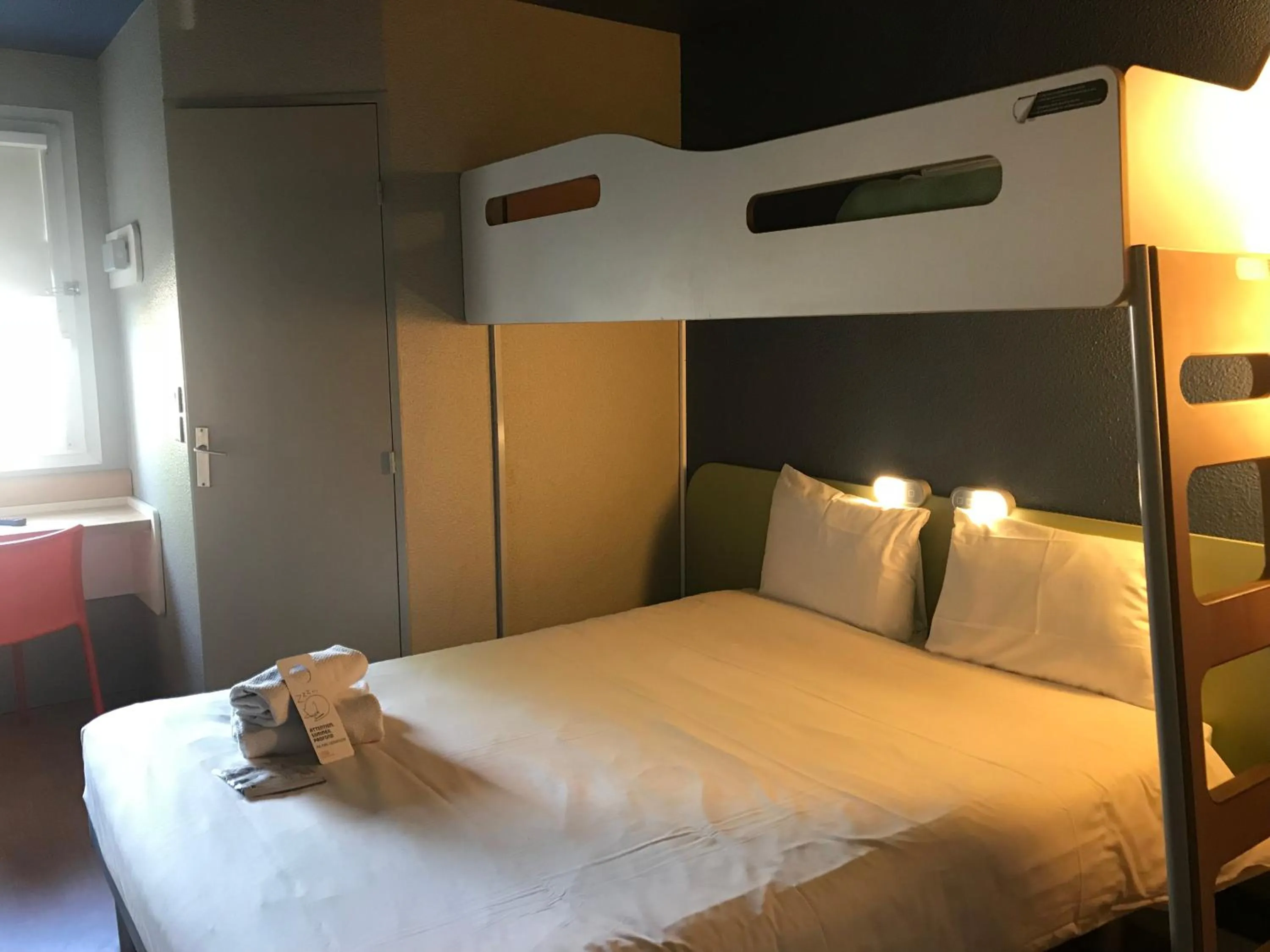 Bedroom, Bed in ibis budget Arles Sud Fourchon