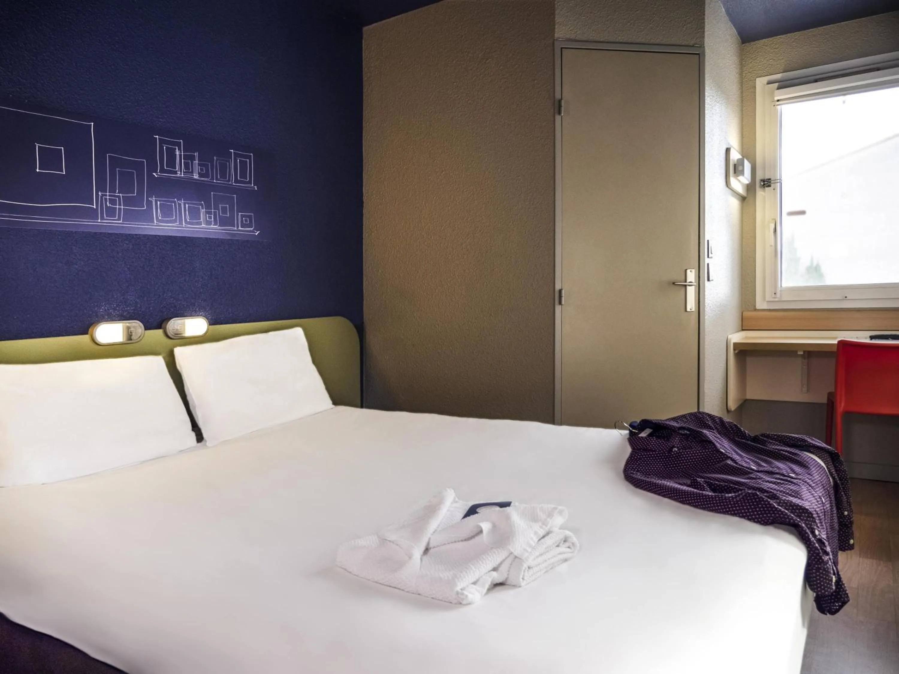 Bedroom, Bed in ibis budget Arles Sud Fourchon