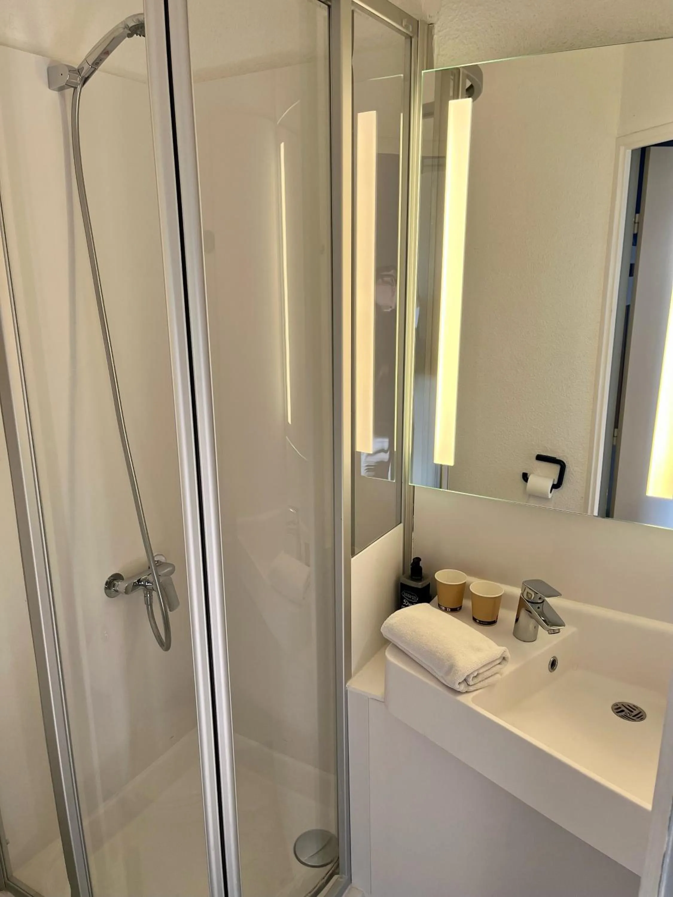 Bathroom in ibis budget Arles Sud Fourchon