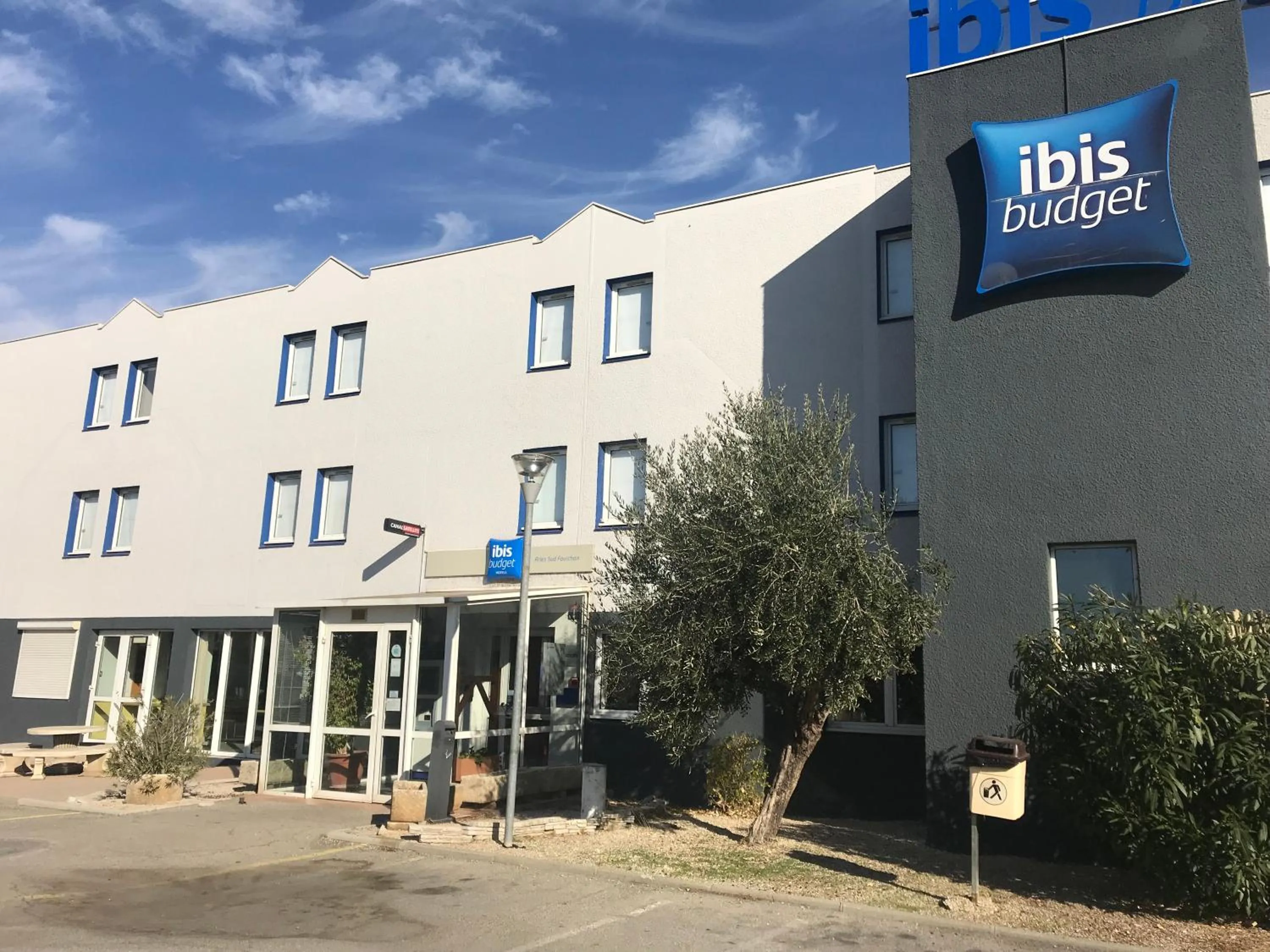Facade/entrance in ibis budget Arles Sud Fourchon