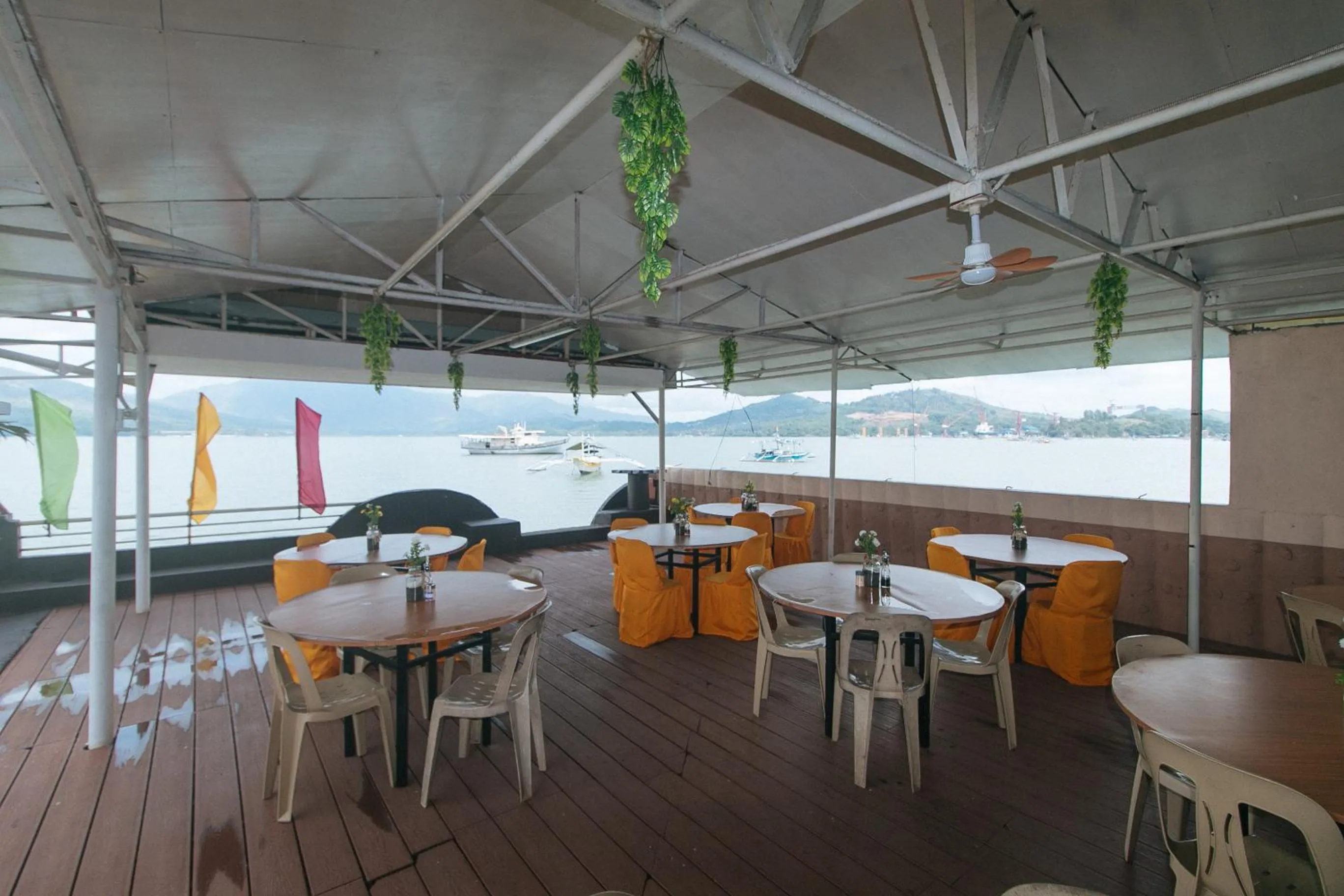 Restaurant/places to eat in RedDoorz Plus @ Seaborne Hotel Subic Zambales