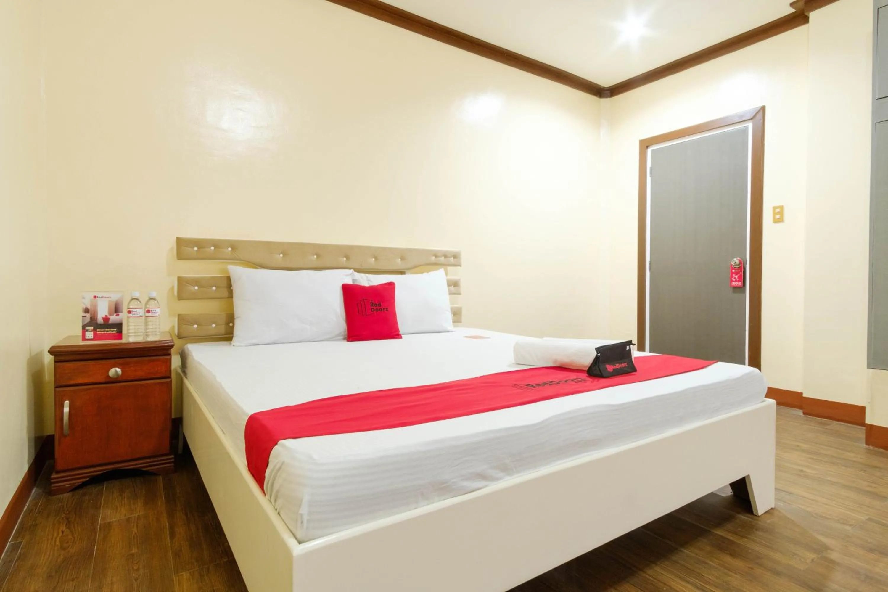 Bed in RedDoorz Plus @ Seaborne Hotel Subic Zambales