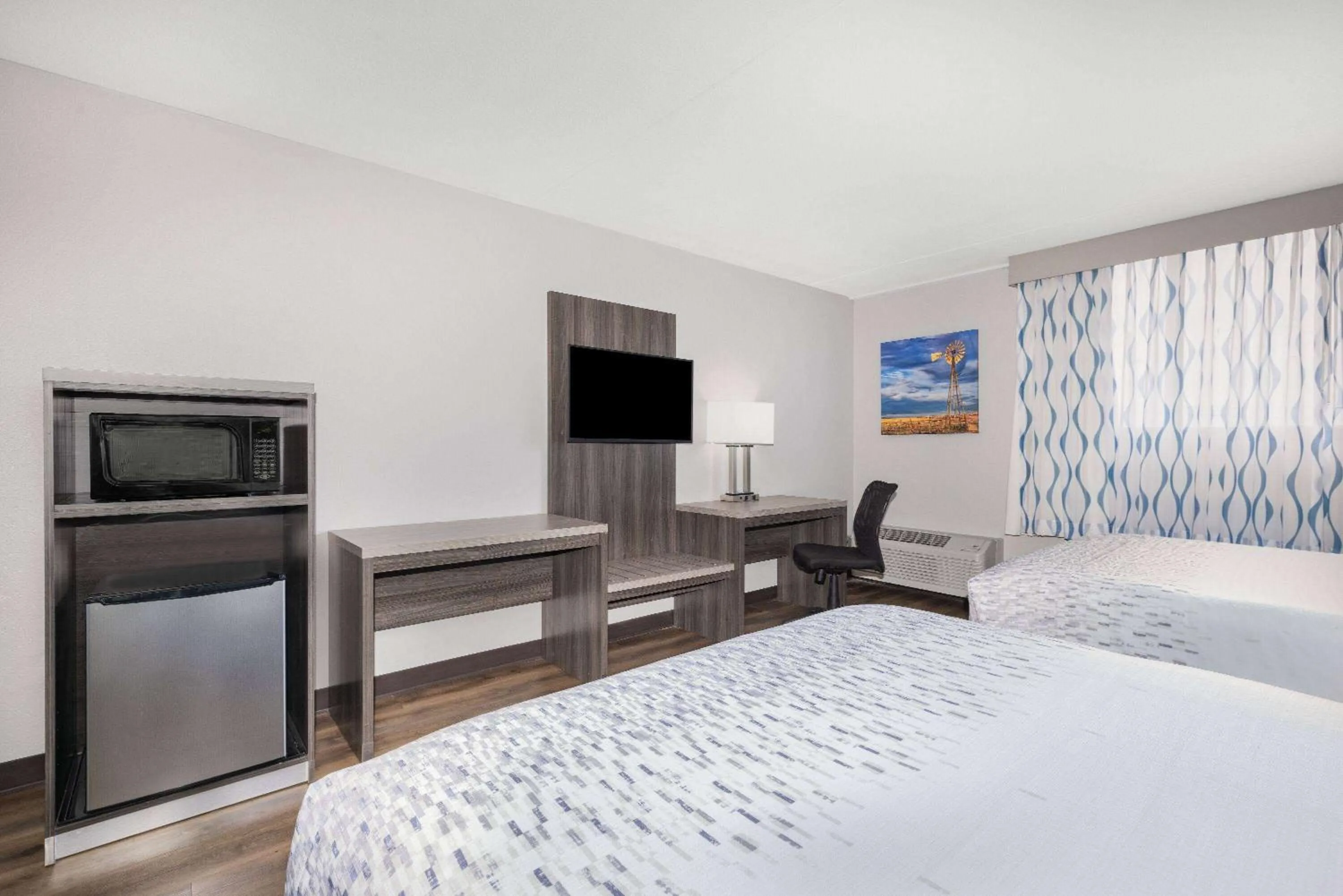Photo of the whole room, Bed in Wingate by Wyndham Wichita Airport