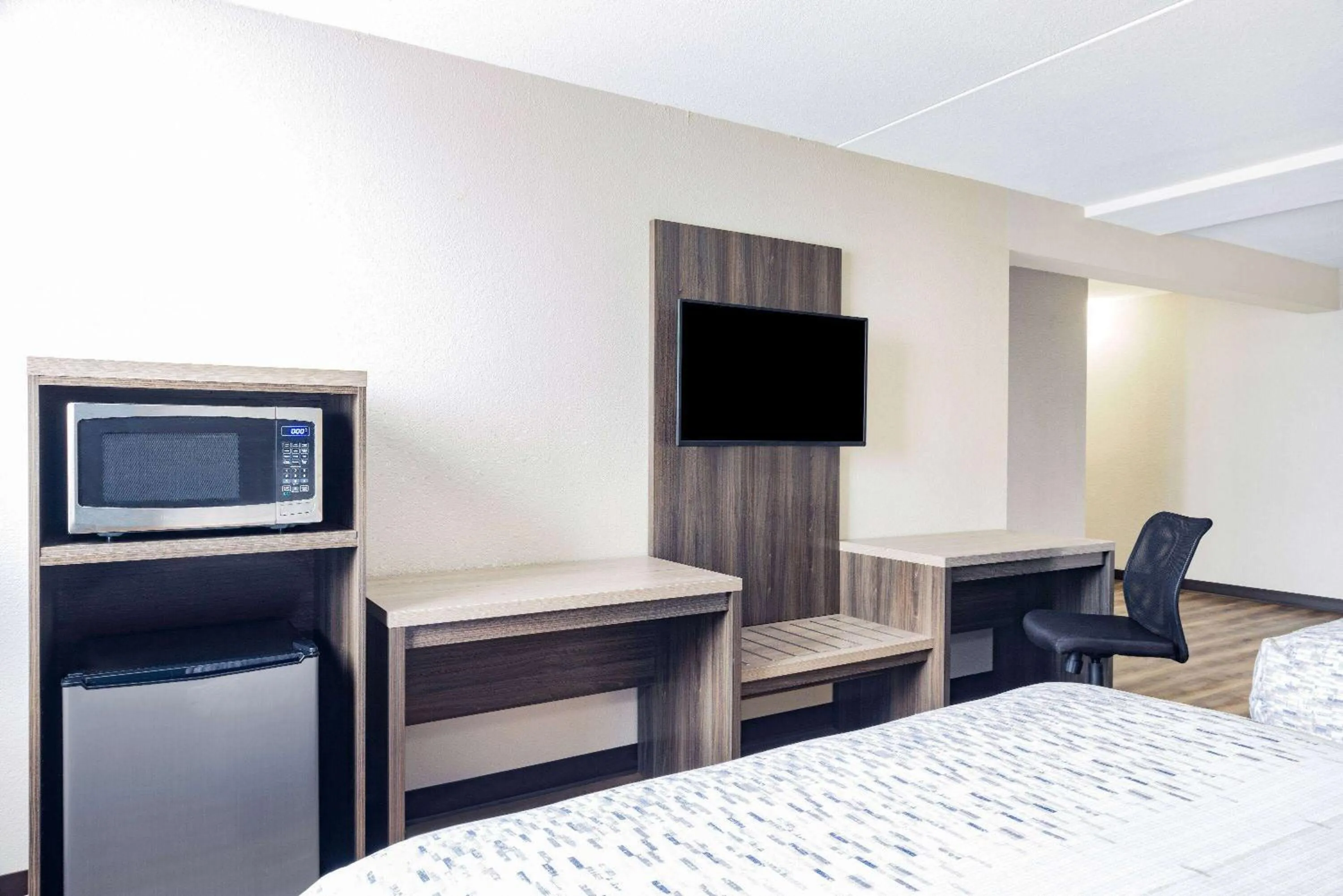 Photo of the whole room, Bed in Wingate by Wyndham Wichita Airport