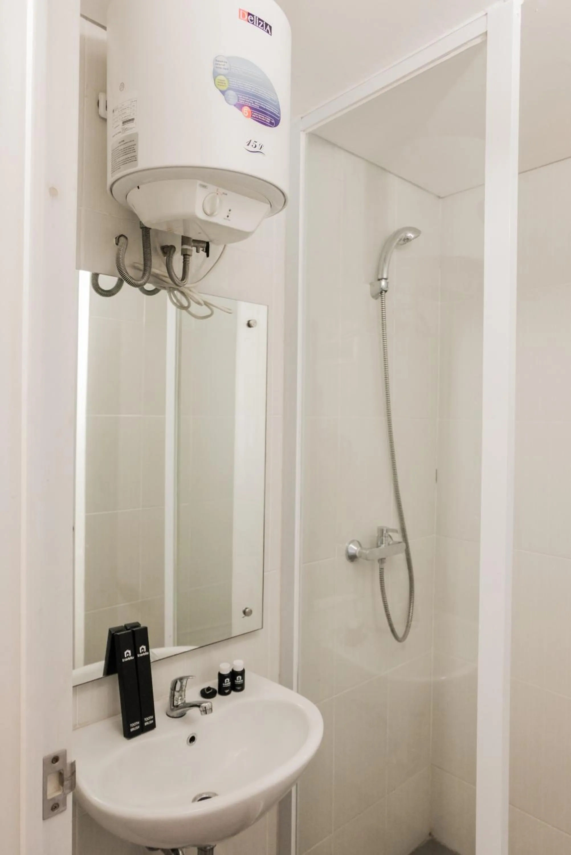 Luxurious and Convenient 2BR 19 Avenue Apartment By Travelio