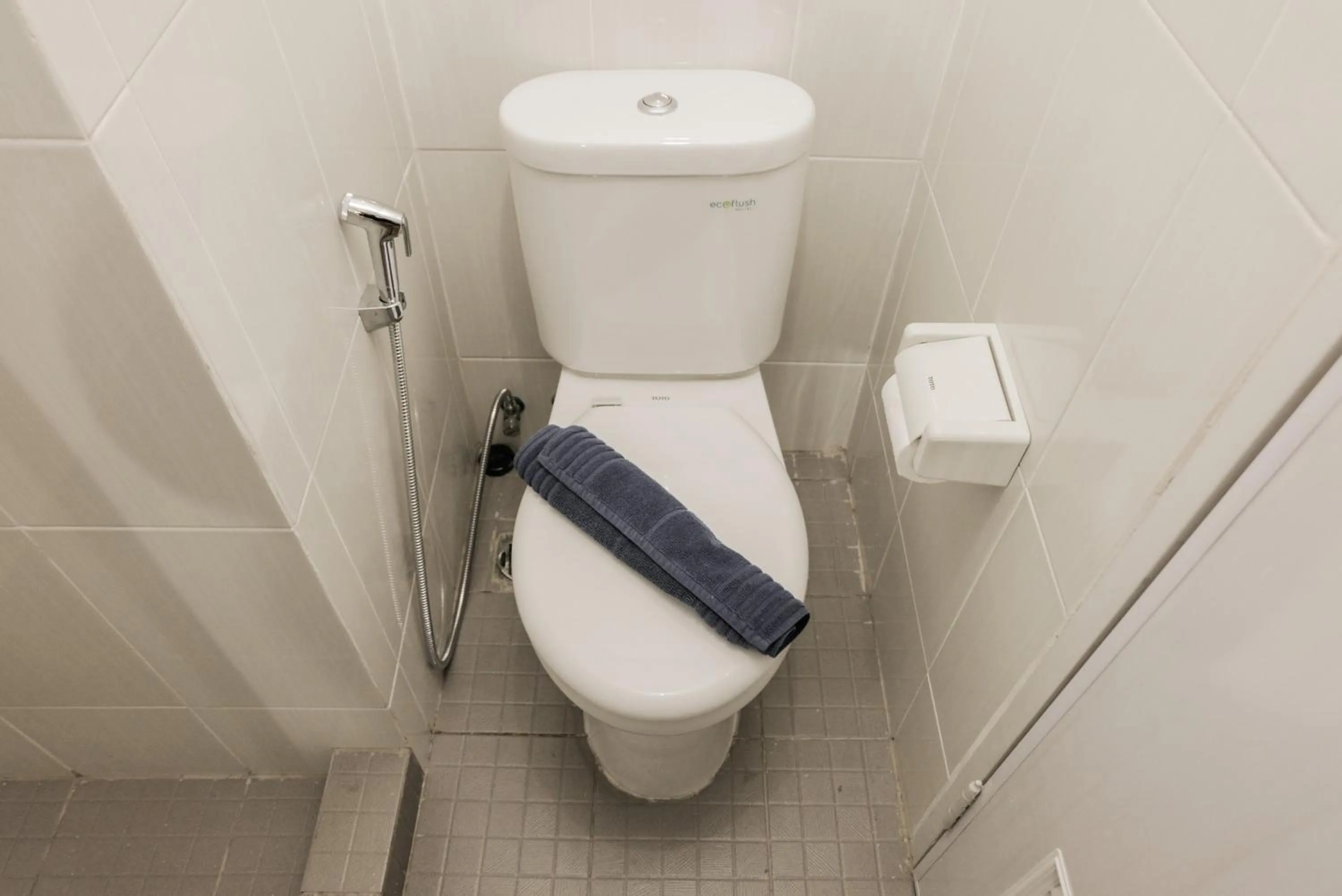 Bathroom in Luxurious and Convenient 2BR 19 Avenue Apartment By Travelio