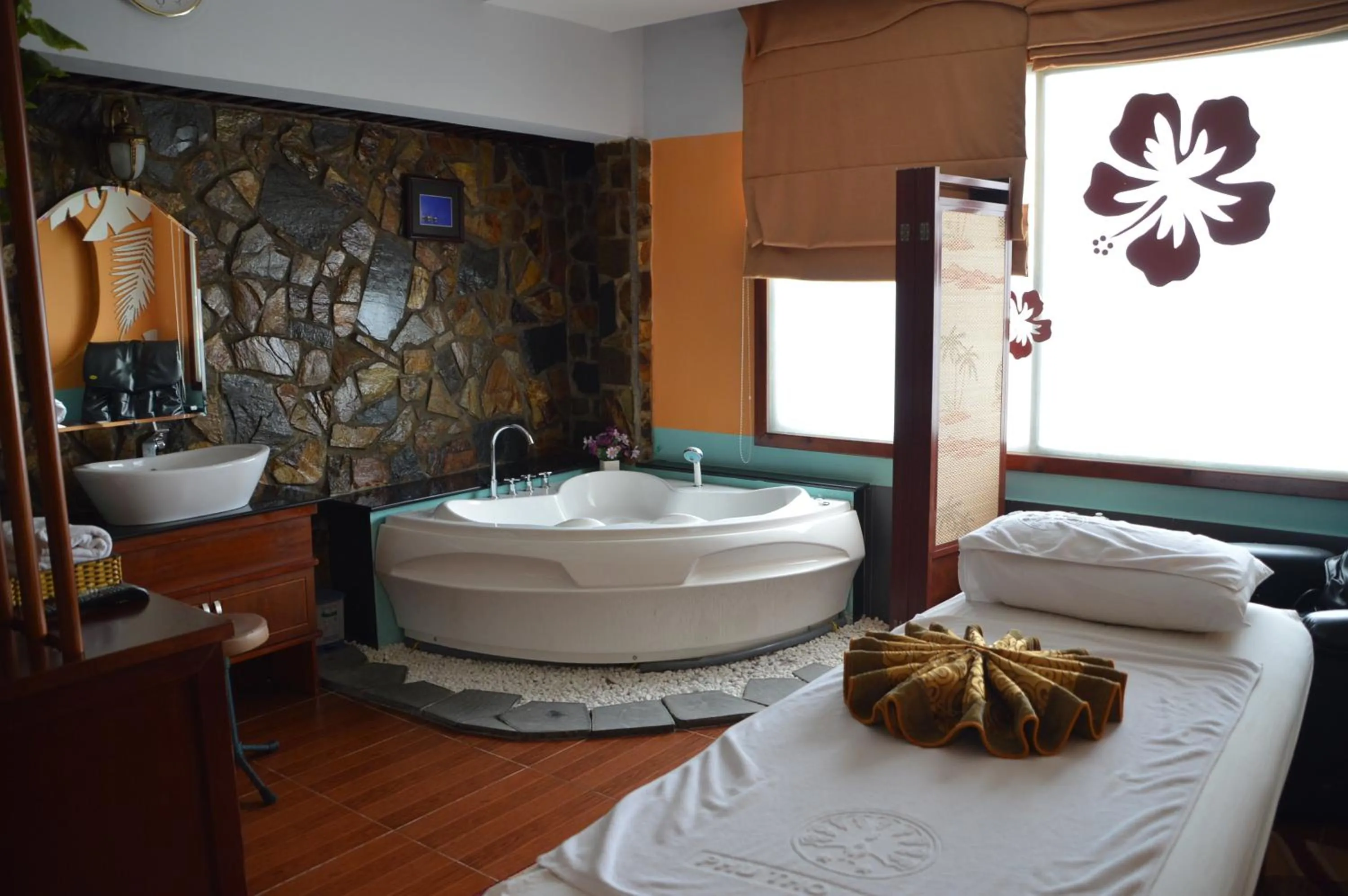 Massage, Bed in Phu Tho Hotel