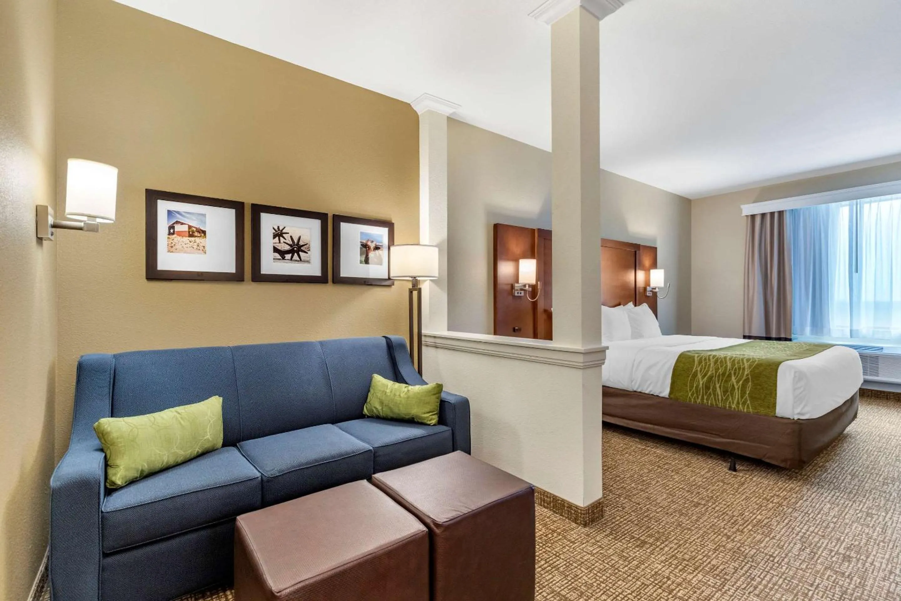 Photo of the whole room, Bed in Comfort Suites San Antonio Ft Sam Houston-SAMMC Area