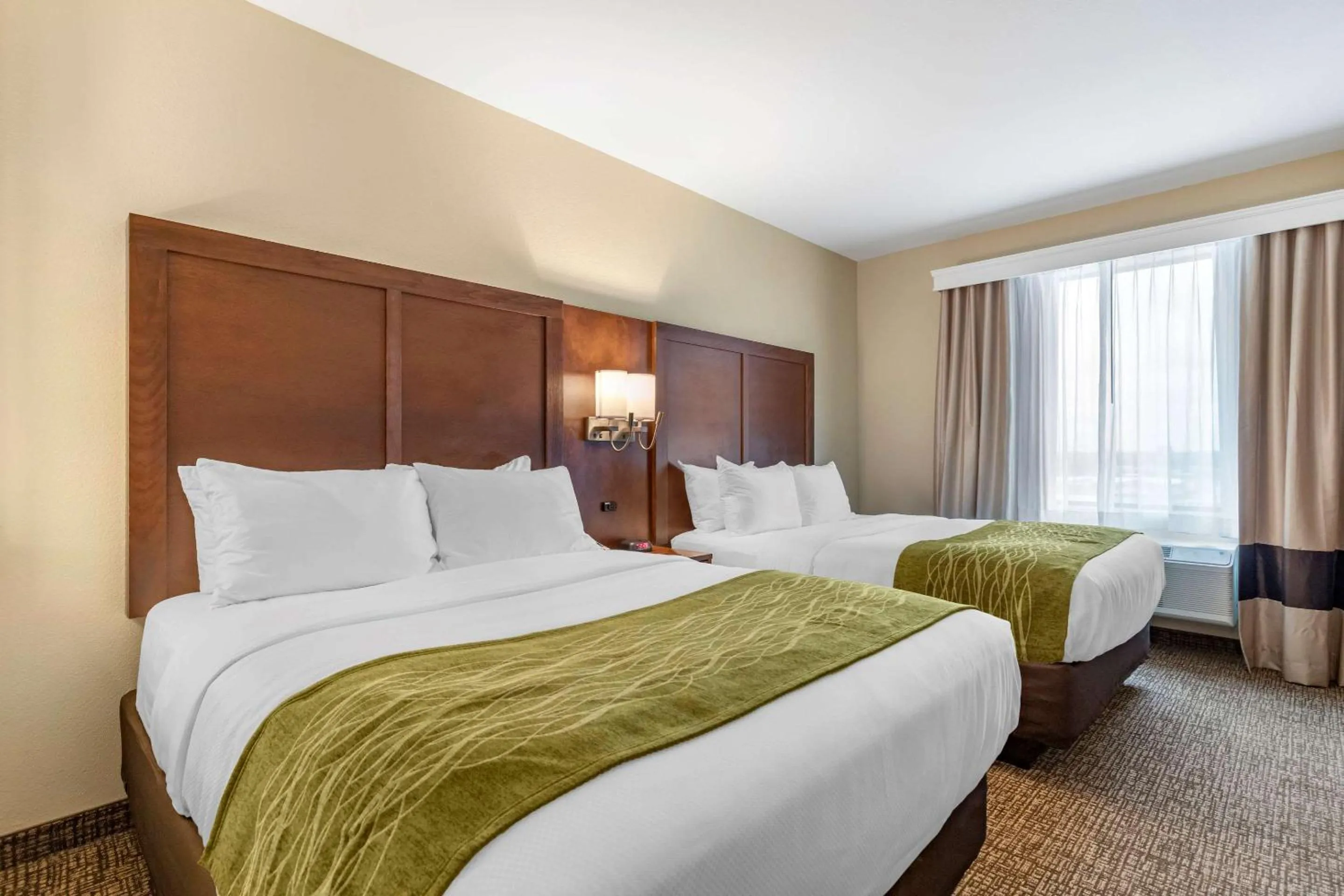 Photo of the whole room, Bed in Comfort Suites San Antonio Ft Sam Houston-SAMMC Area