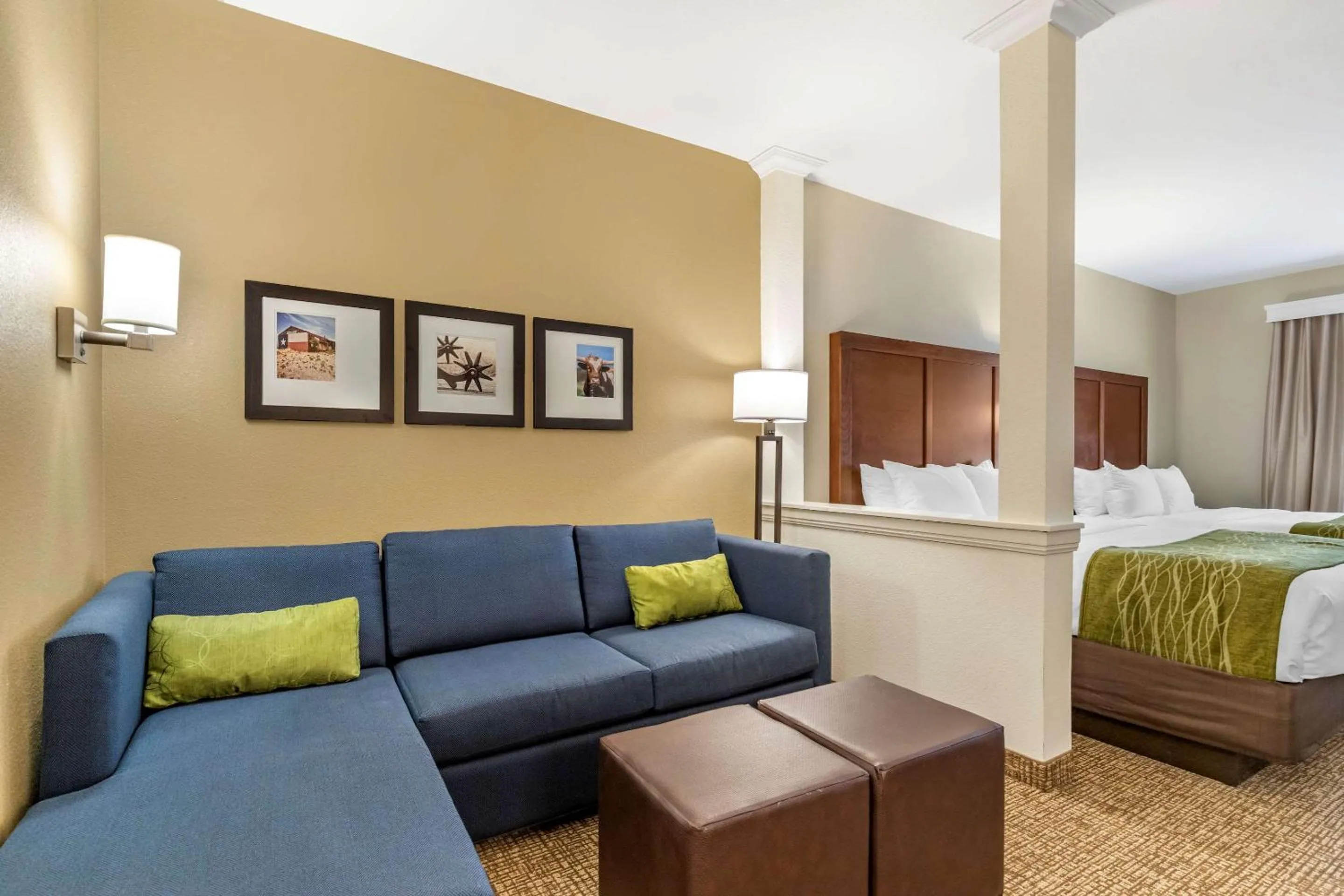 Photo of the whole room, Bed in Comfort Suites San Antonio Ft Sam Houston-SAMMC Area