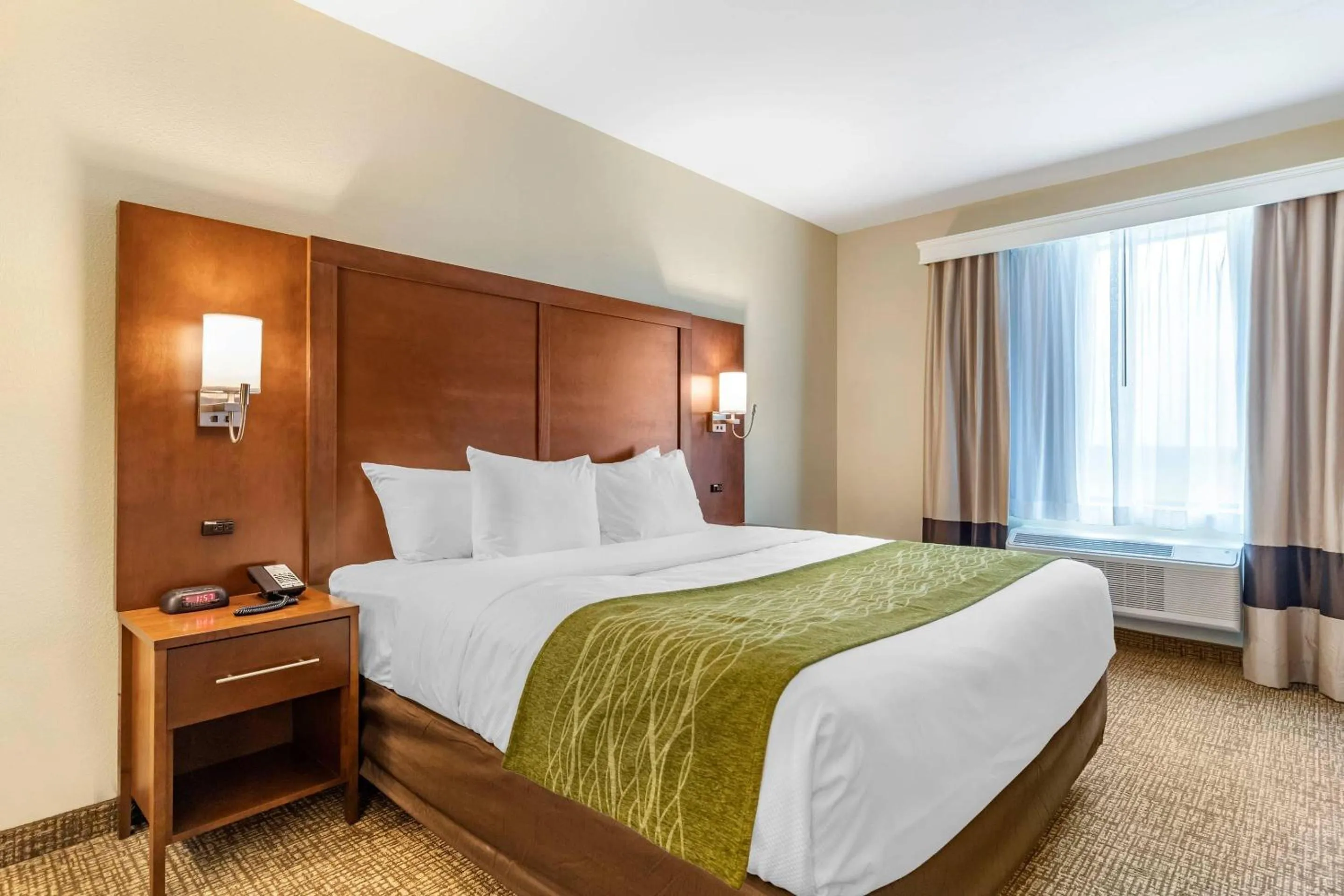 Bedroom, Bed in Comfort Suites San Antonio Ft Sam Houston-SAMMC Area