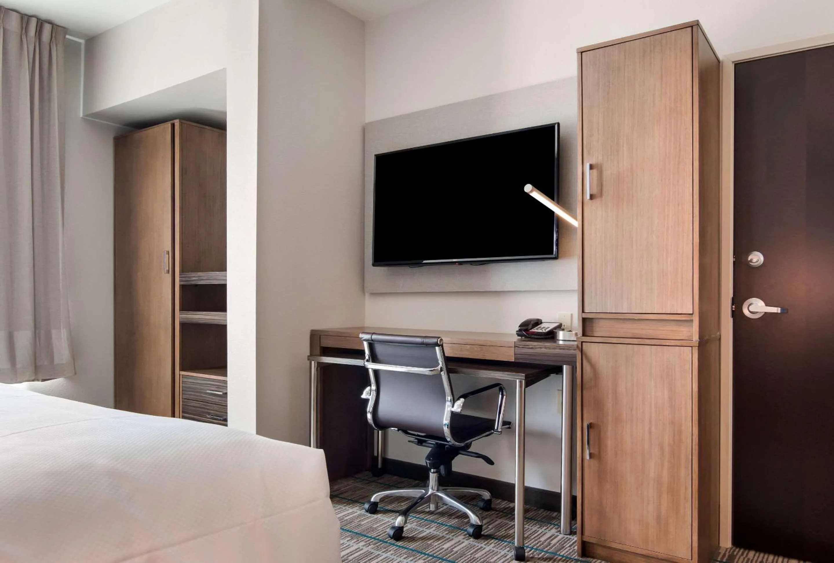 Photo of the whole room, Bed in MainStay Suites East Camden