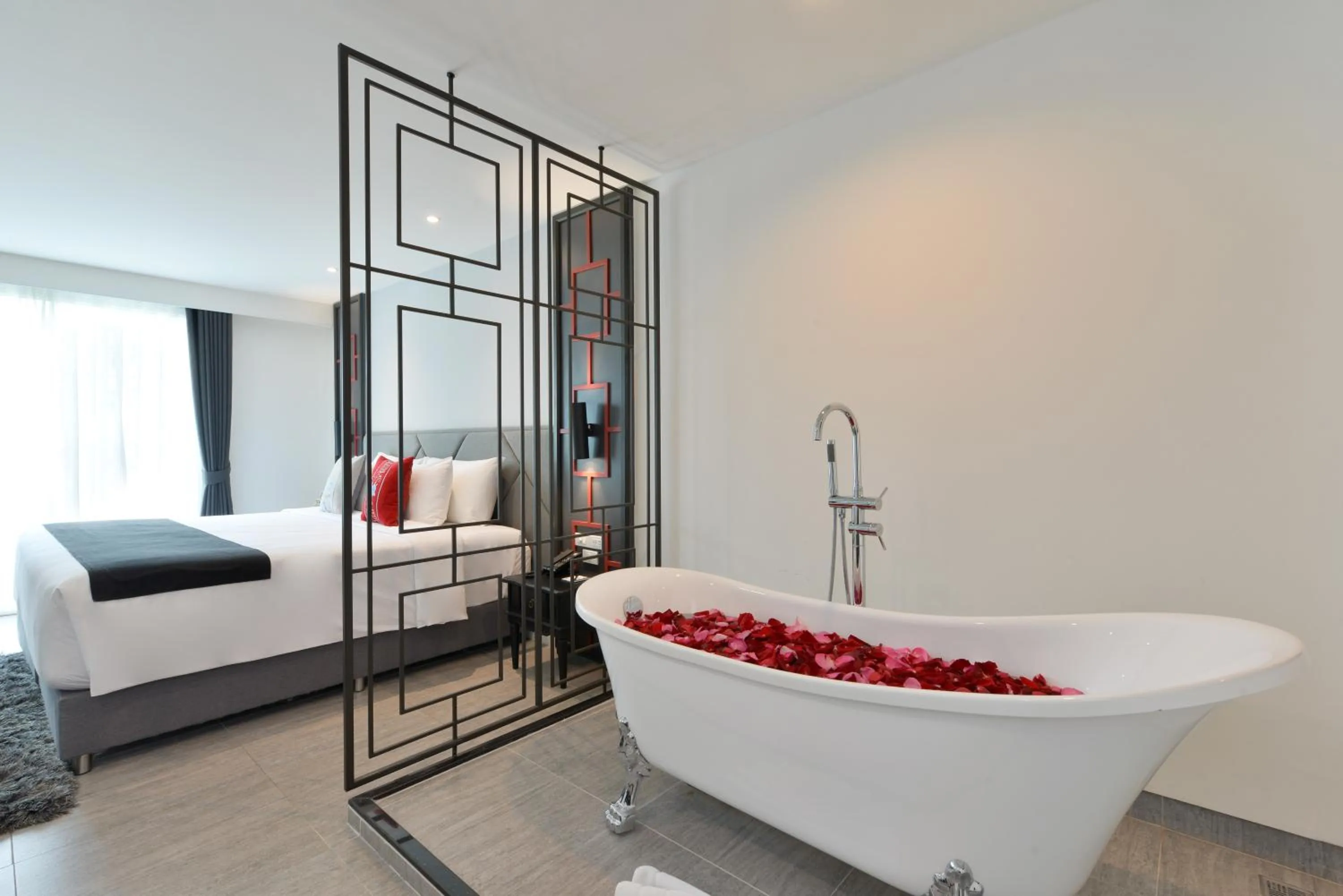 Bath, Bed in Villa De Pranakorn