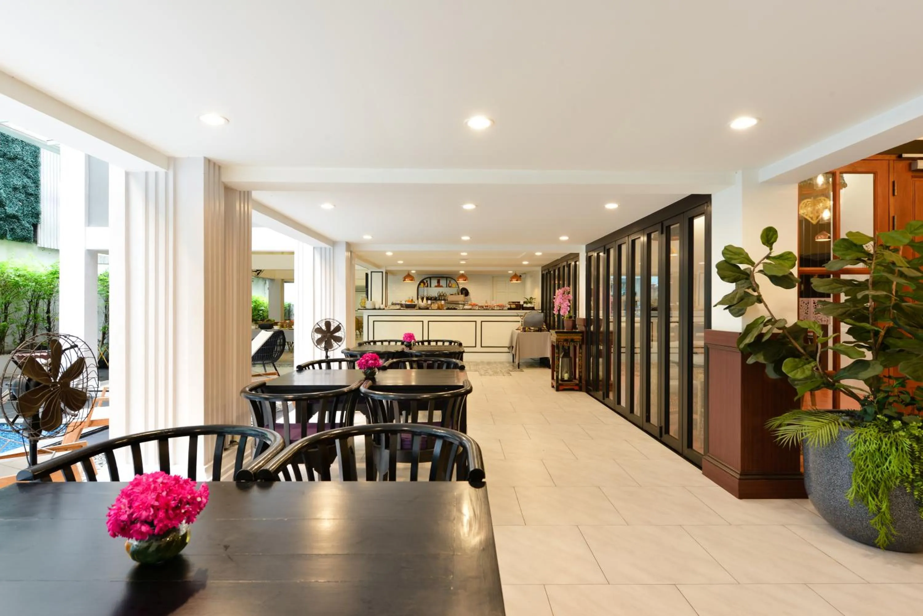 Restaurant/places to eat in Villa De Pranakorn