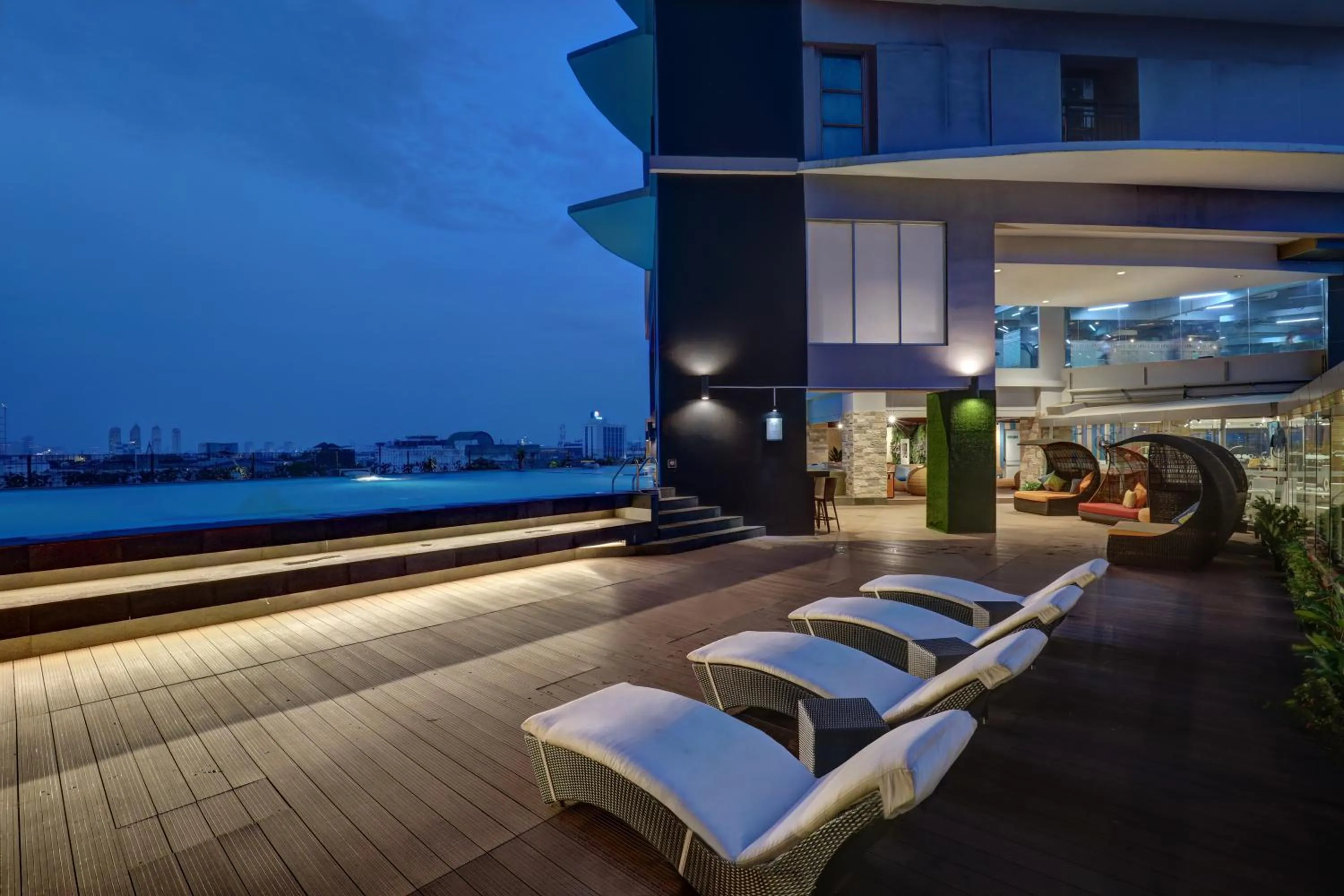 Swimming pool in Yuan Garden Pasar Baru