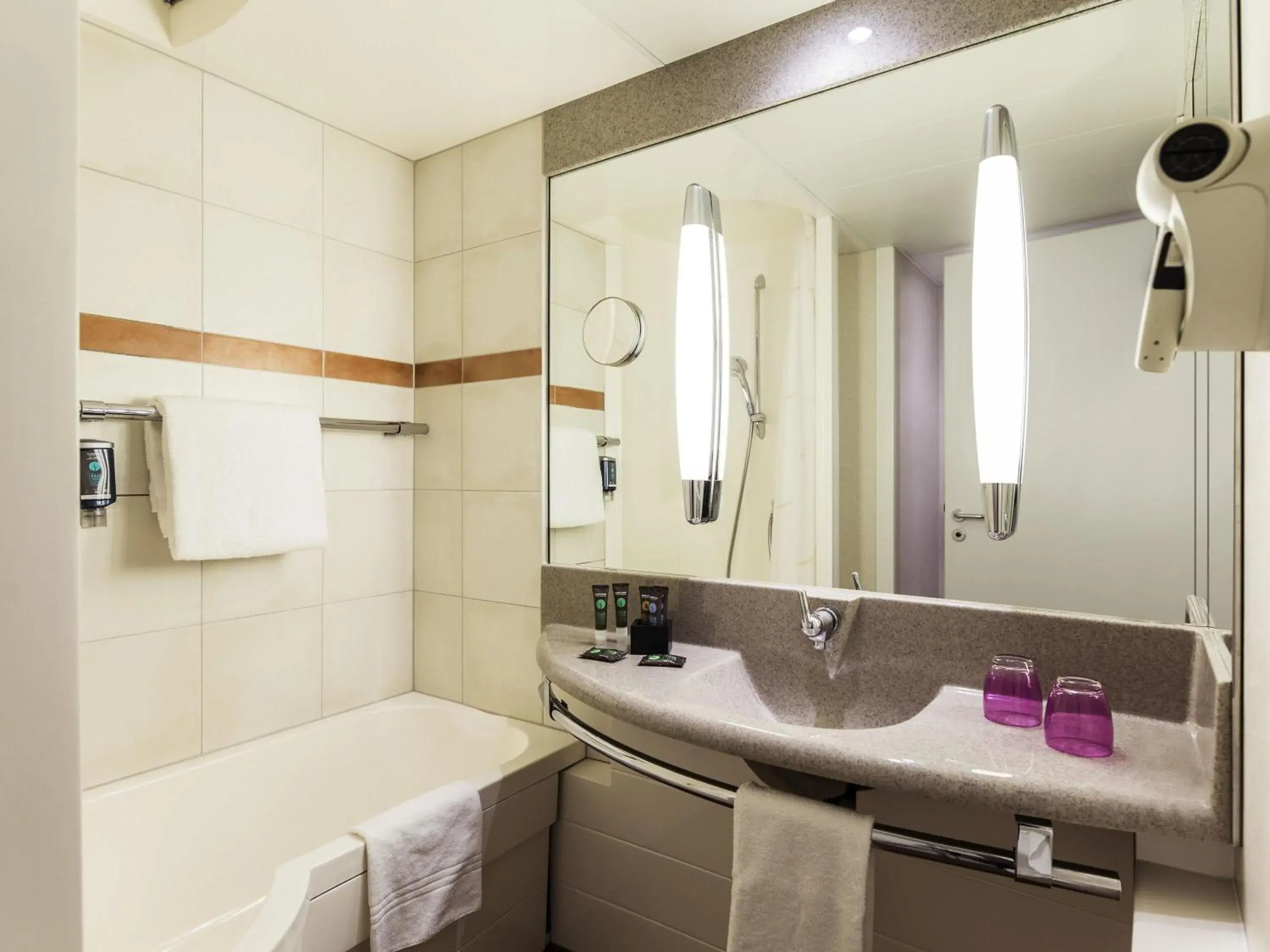 Superior Queen Room in Novotel Düsseldorf City West Superior Queen Room in Novotel Düsseldorf City West