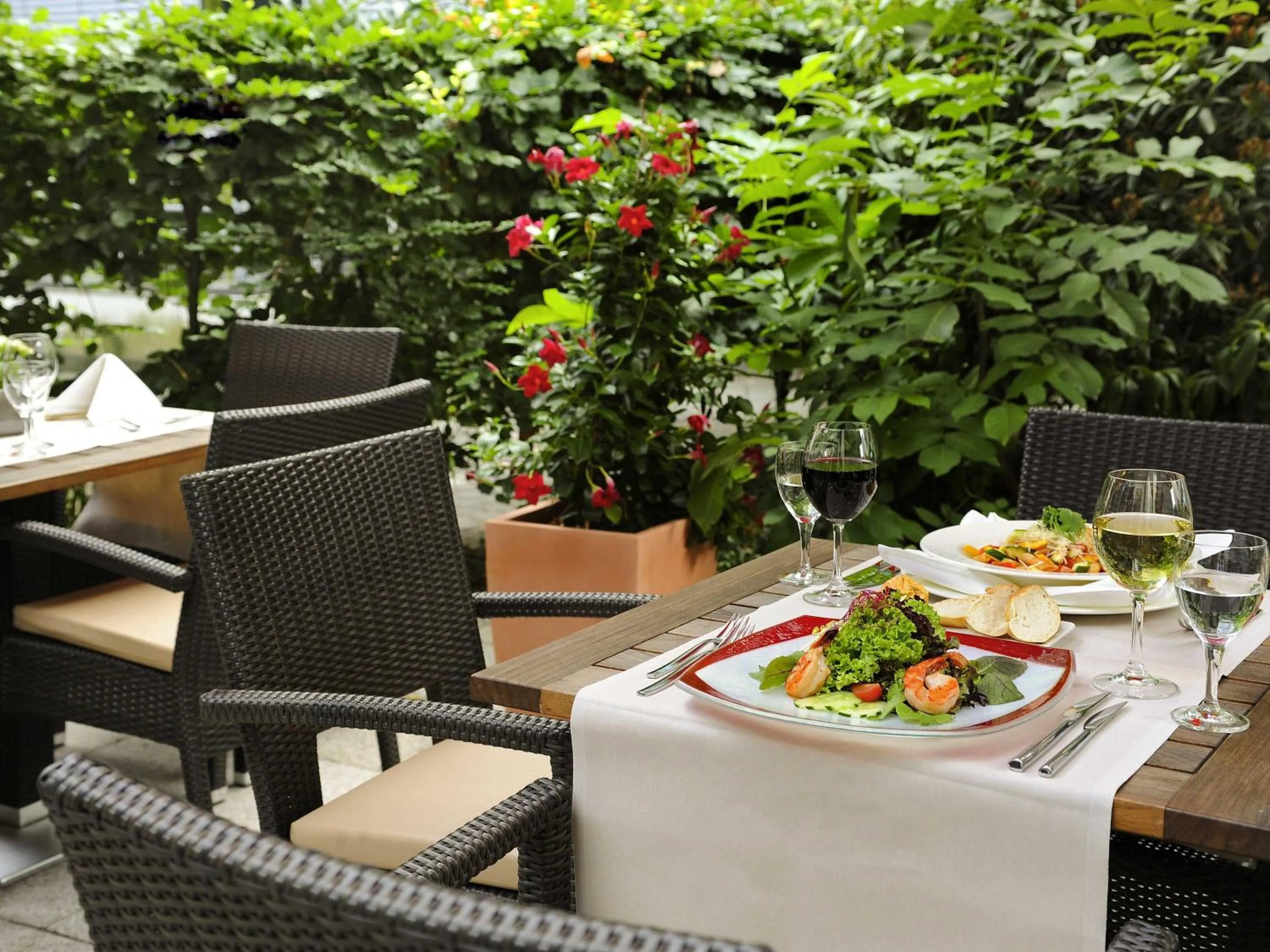 Restaurant/places to eat in Novotel Düsseldorf City West