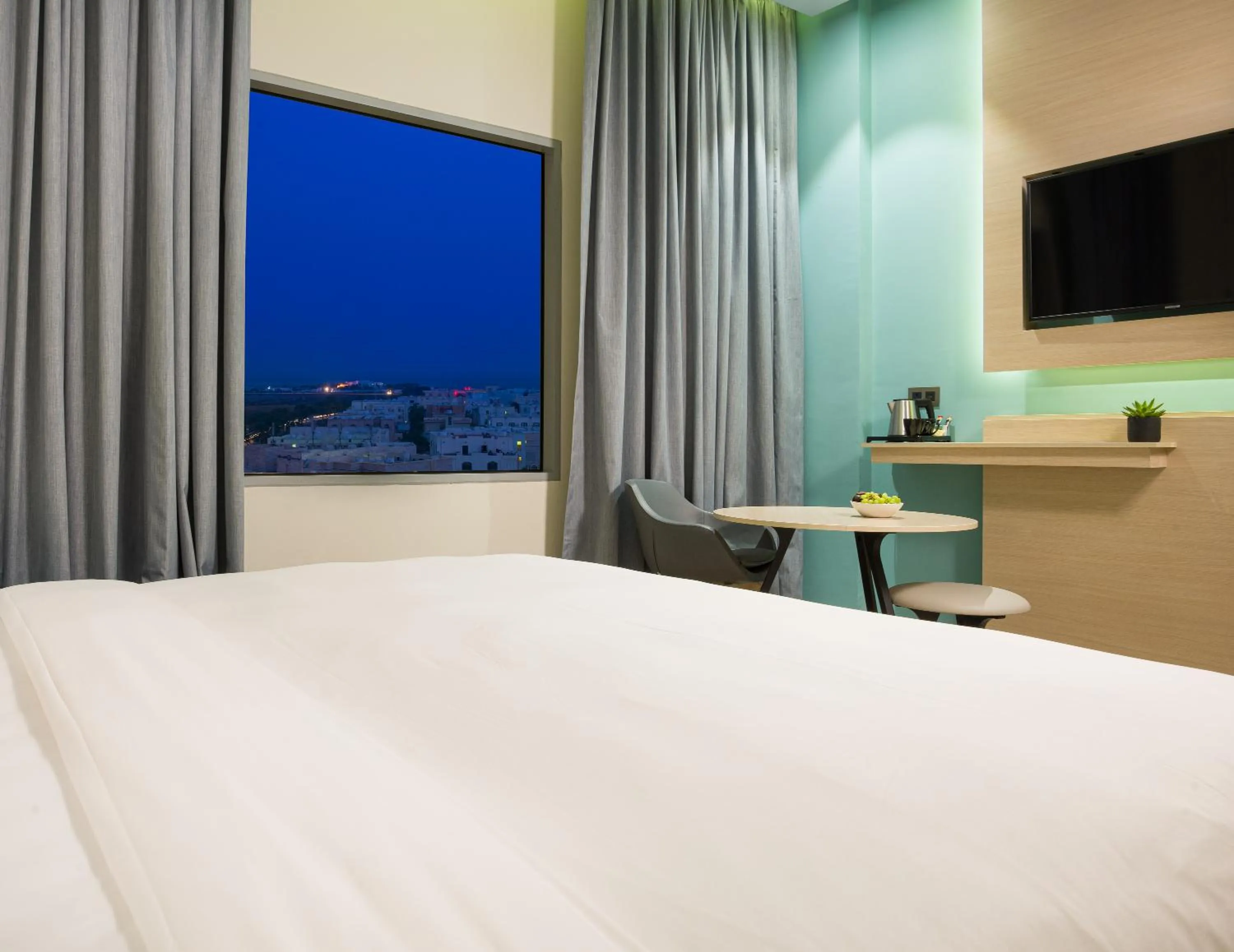 Bedroom, Bed in Swiss-Belinn Airport Muscat Oman