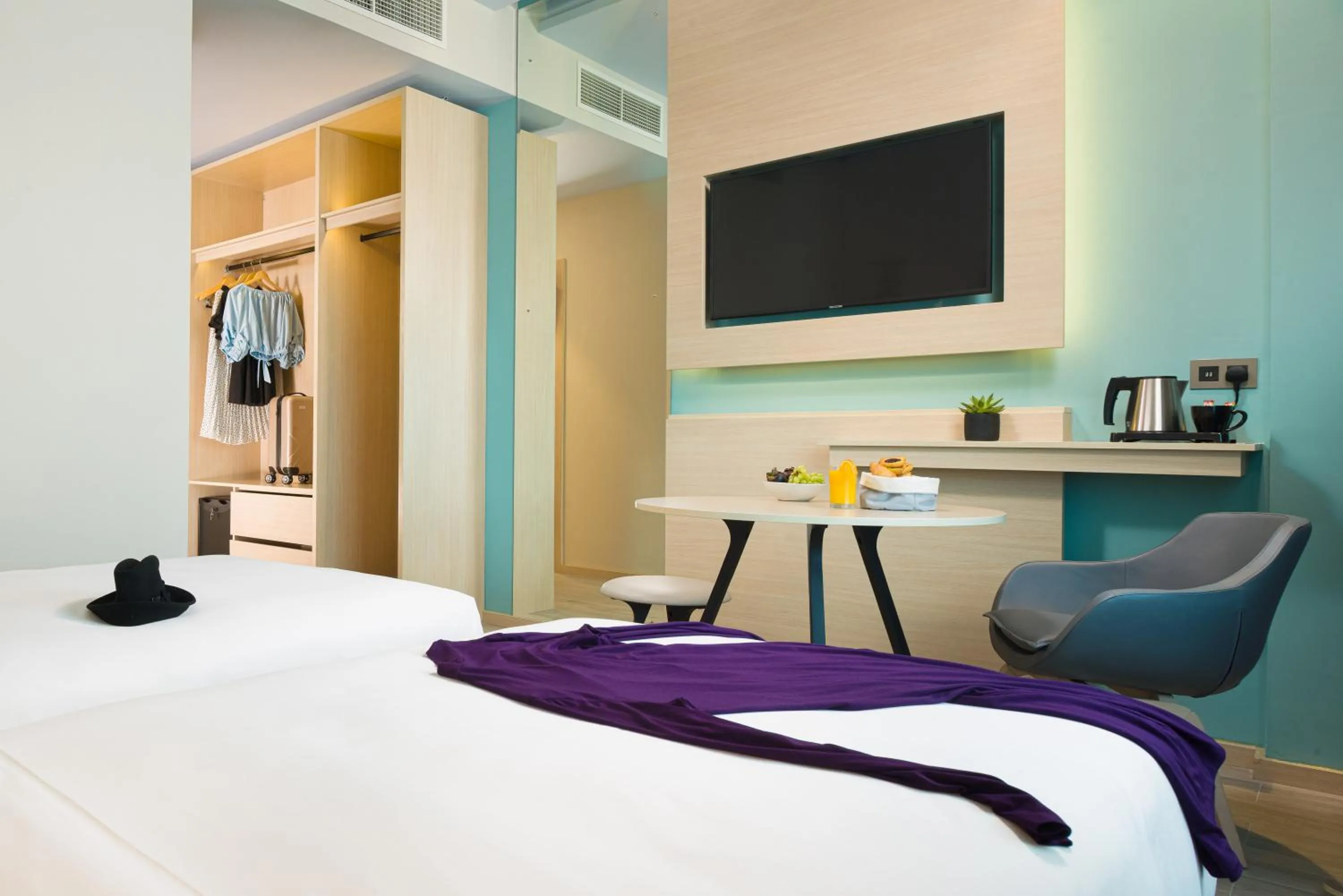 Bedroom, Bed in Swiss-Belinn Airport Muscat Oman