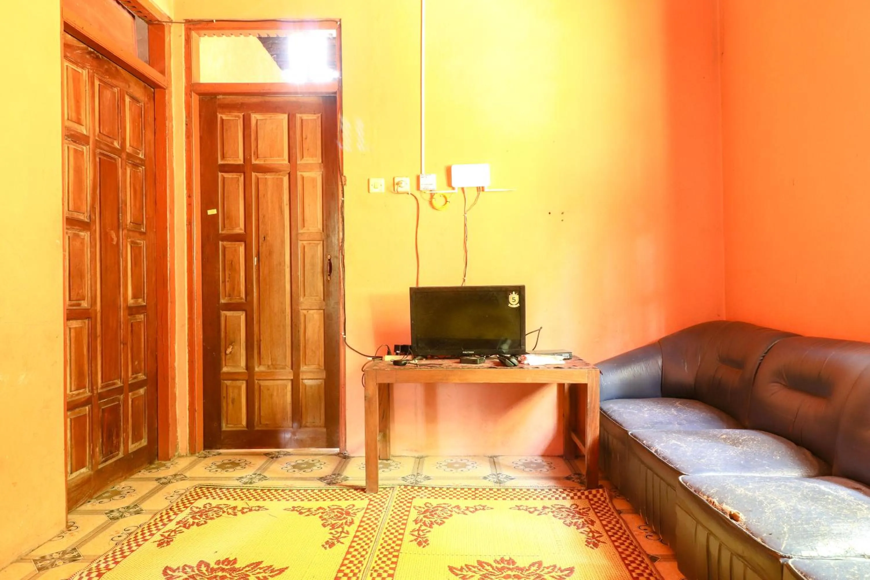 Communal lounge/ TV room in Iran Homestay