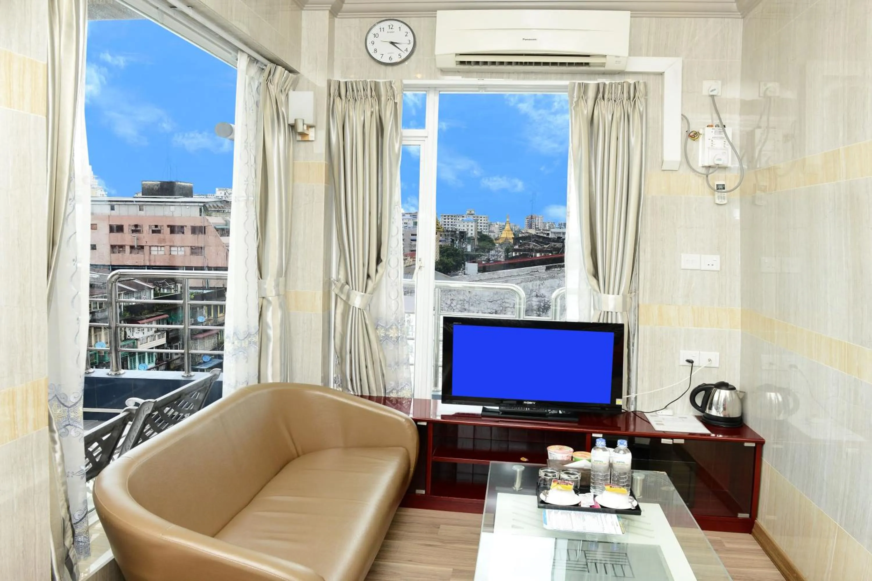 Seating area in Hotel Grand United - Chinatown