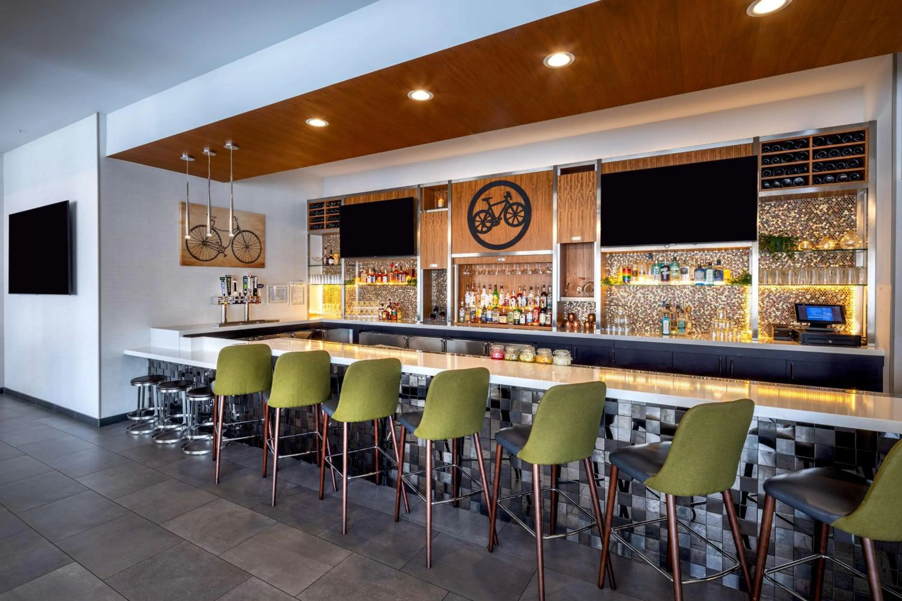 Lounge or bar in Hilton Garden Inn Redmond WA