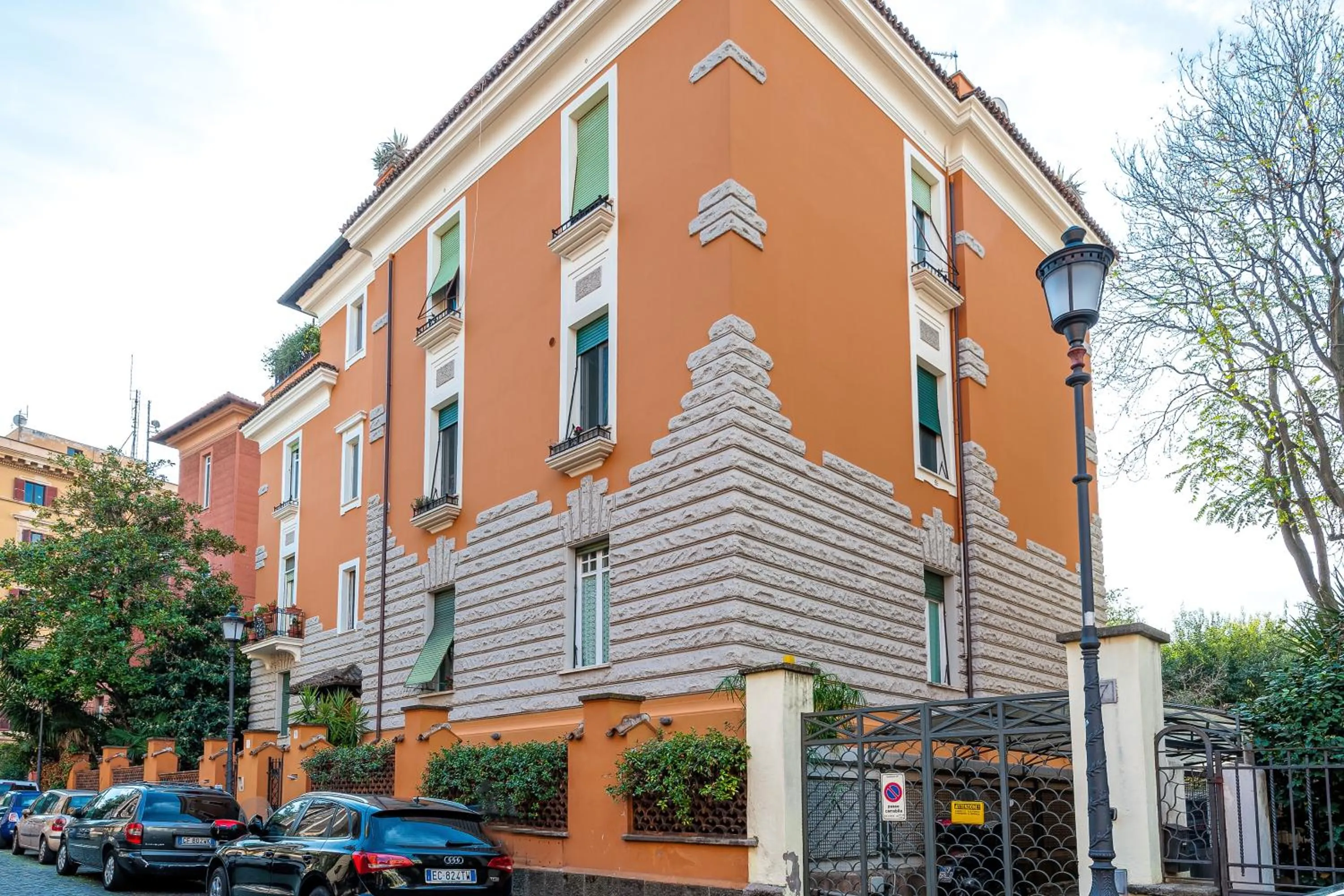 Property building in Tour de Rome