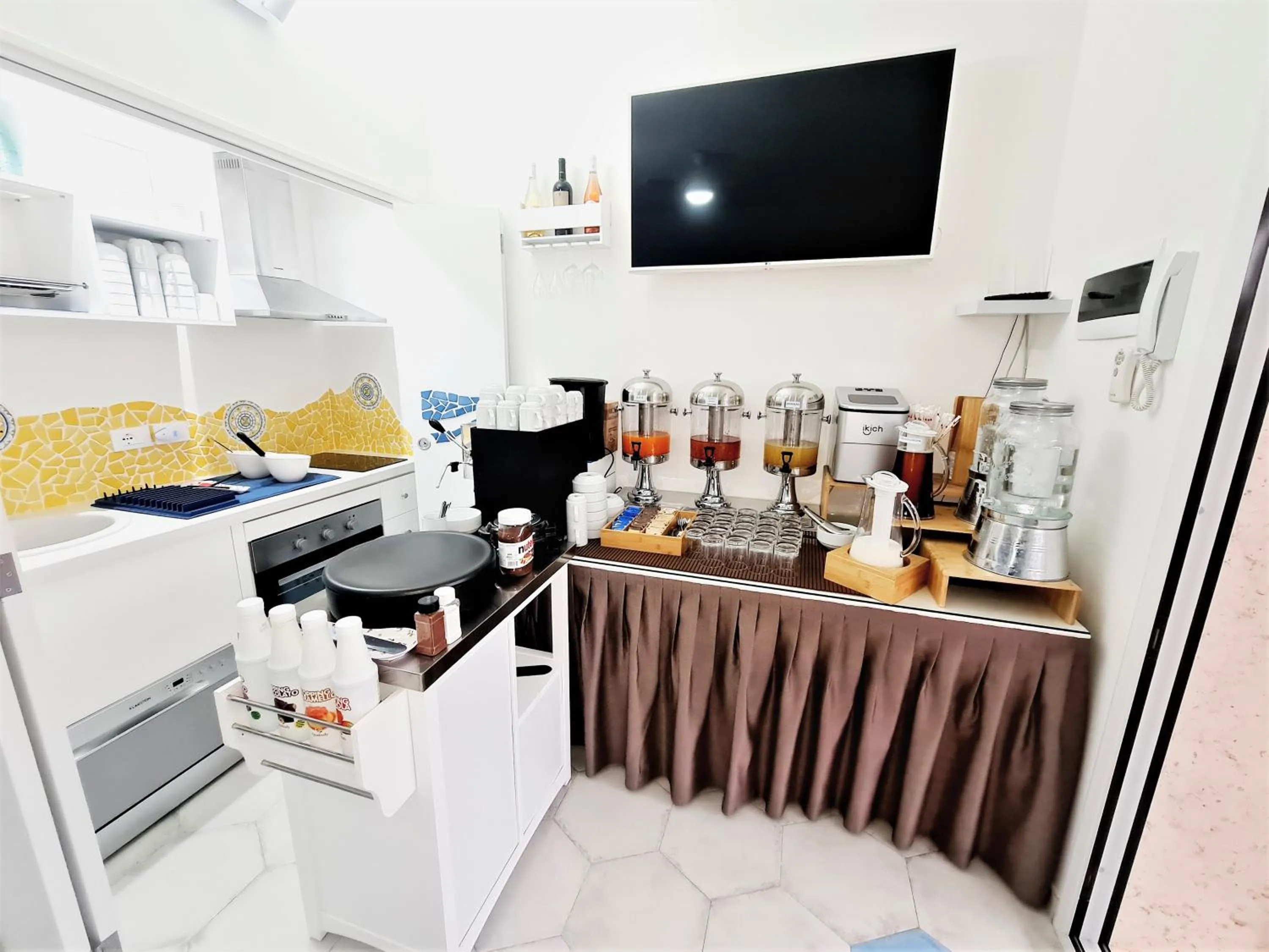 Breakfast in Kalinifta Rooms Apartment