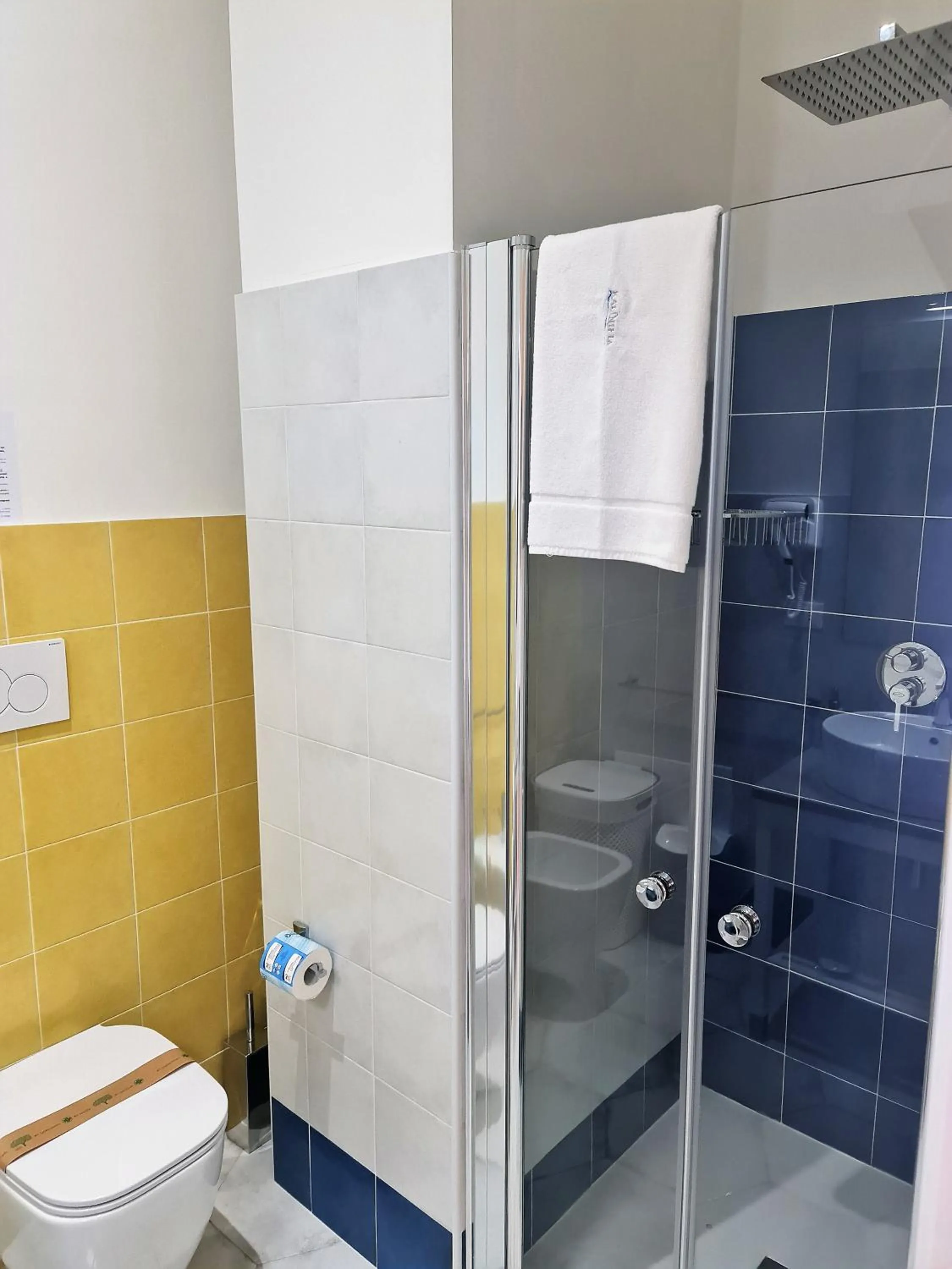 Bathroom in Kalinifta Rooms Apartment