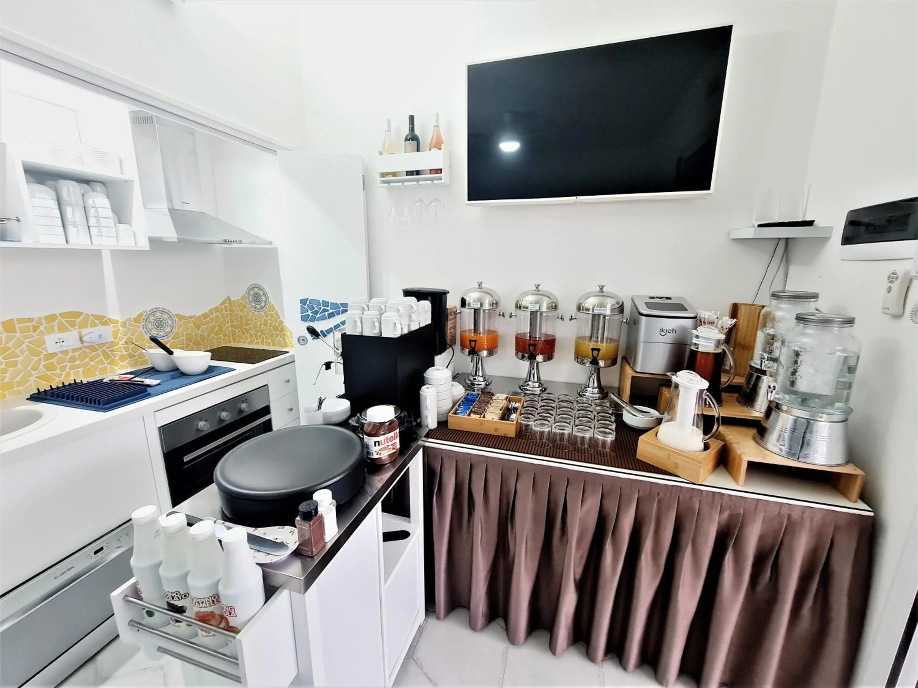 Breakfast in Kalinifta Rooms Apartment