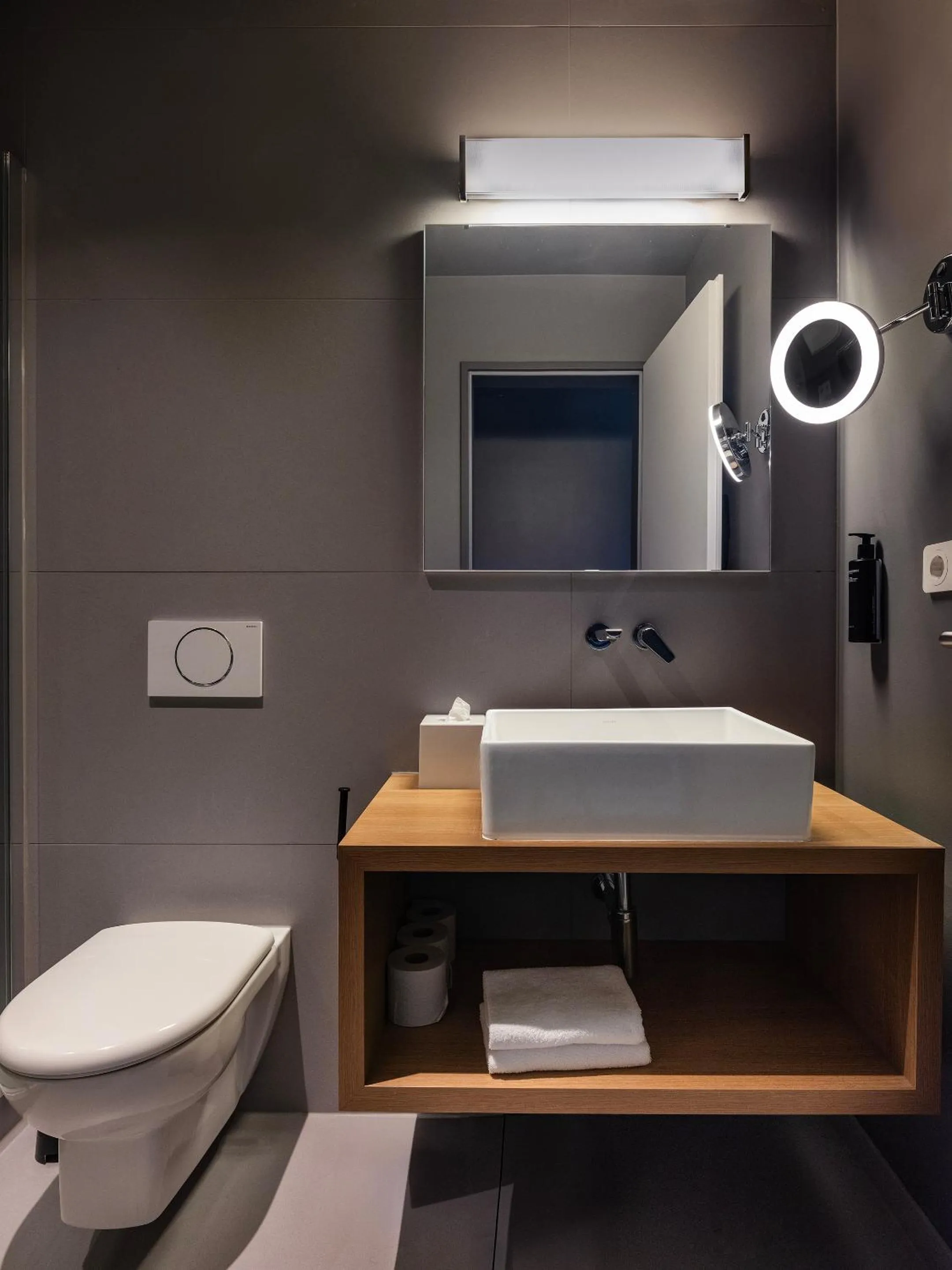 Toilet in about:berlin Hotel