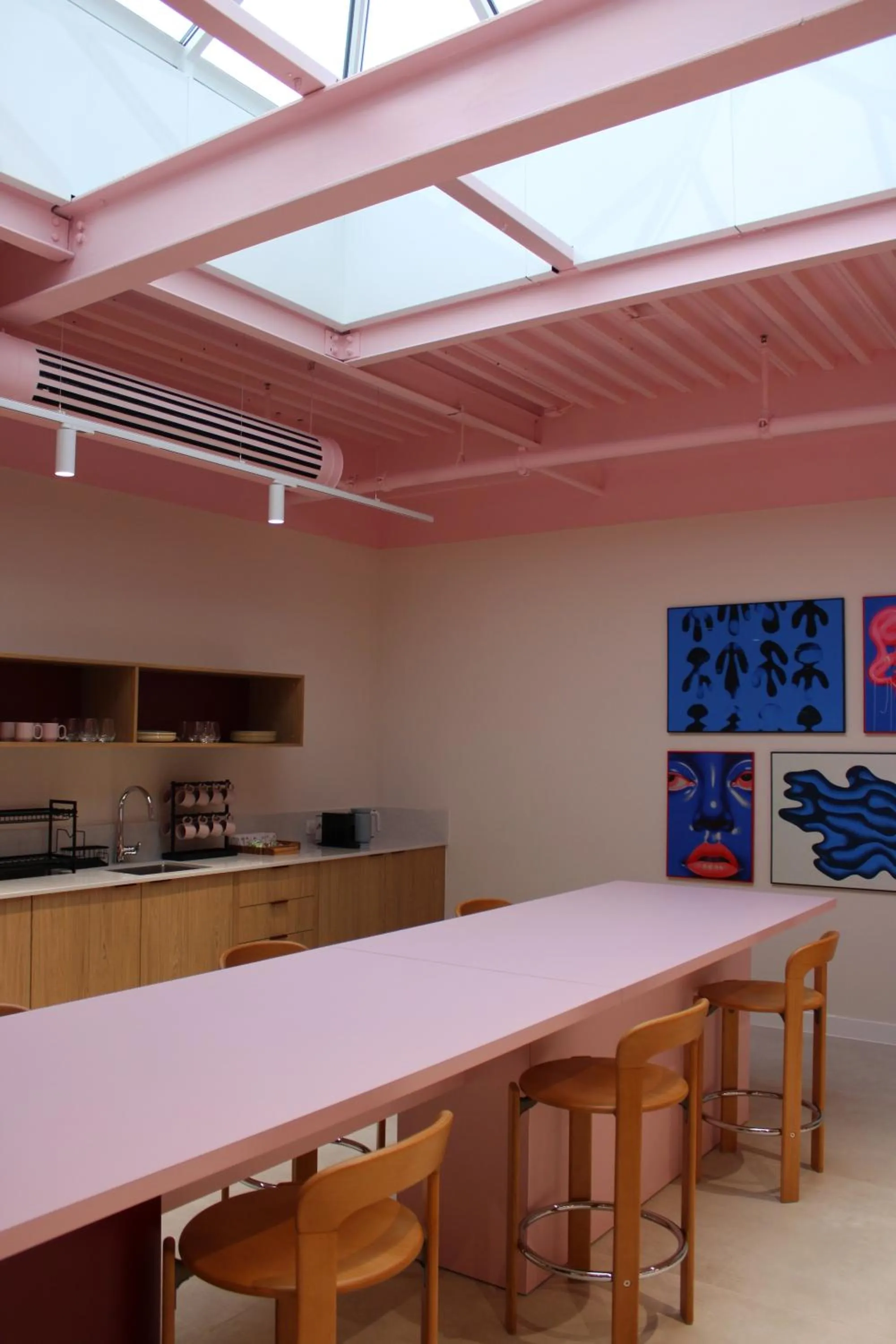 Communal lounge/ TV room in Numa Berlin Kudamm