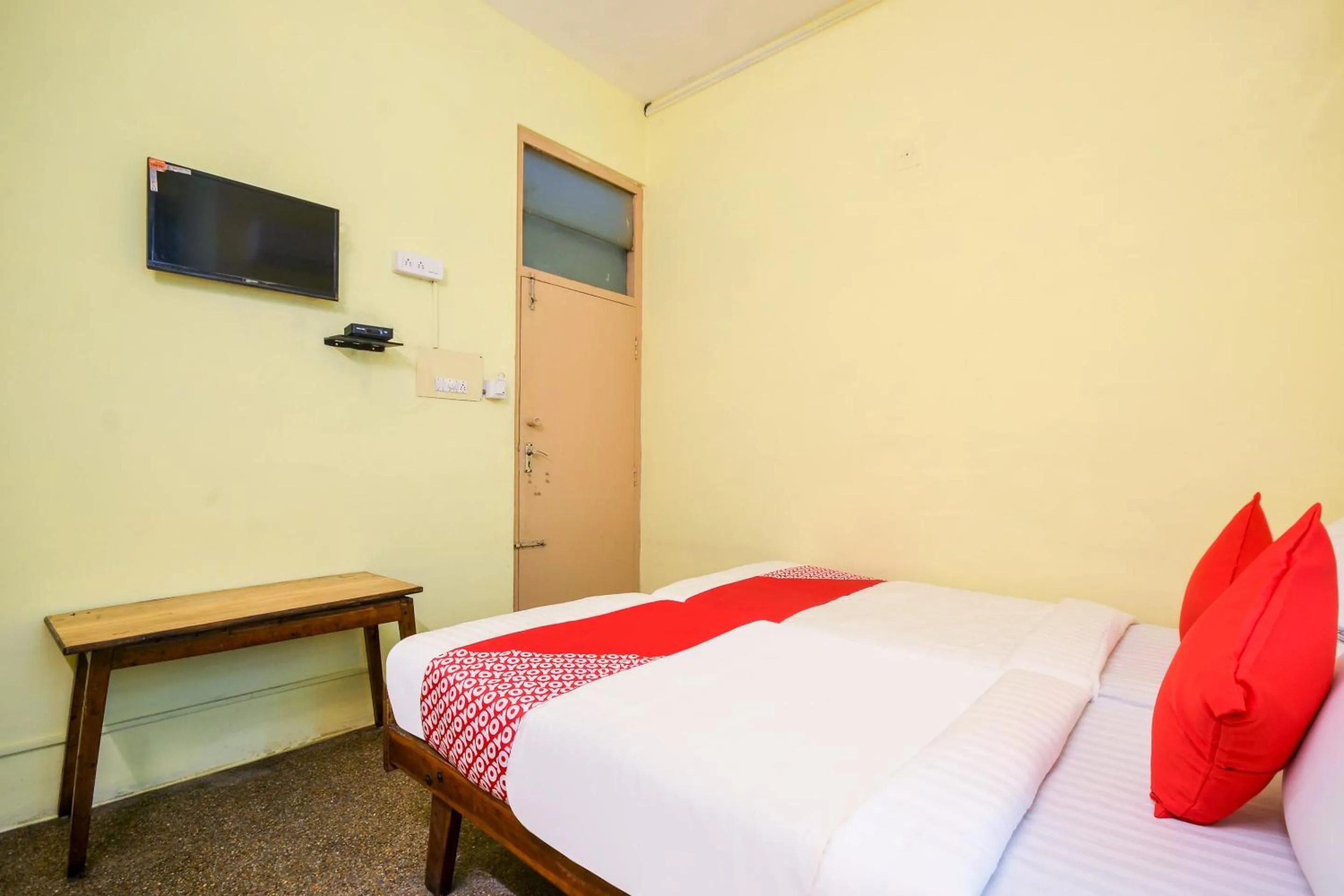 Bedroom, Bed in Super Hotel O Aruljothi Gandhipuram Bus Terminus