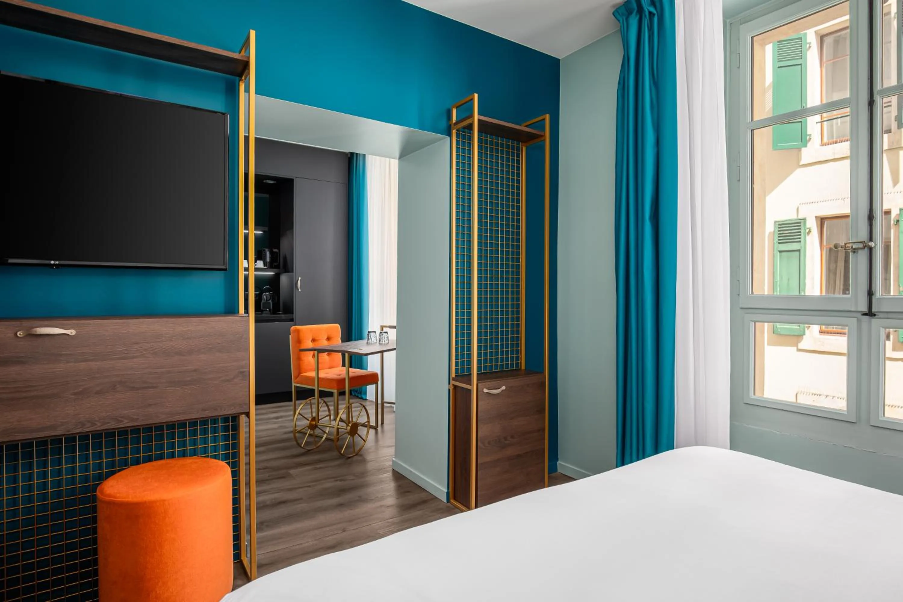 minibar, Bed in Marmont Hotel